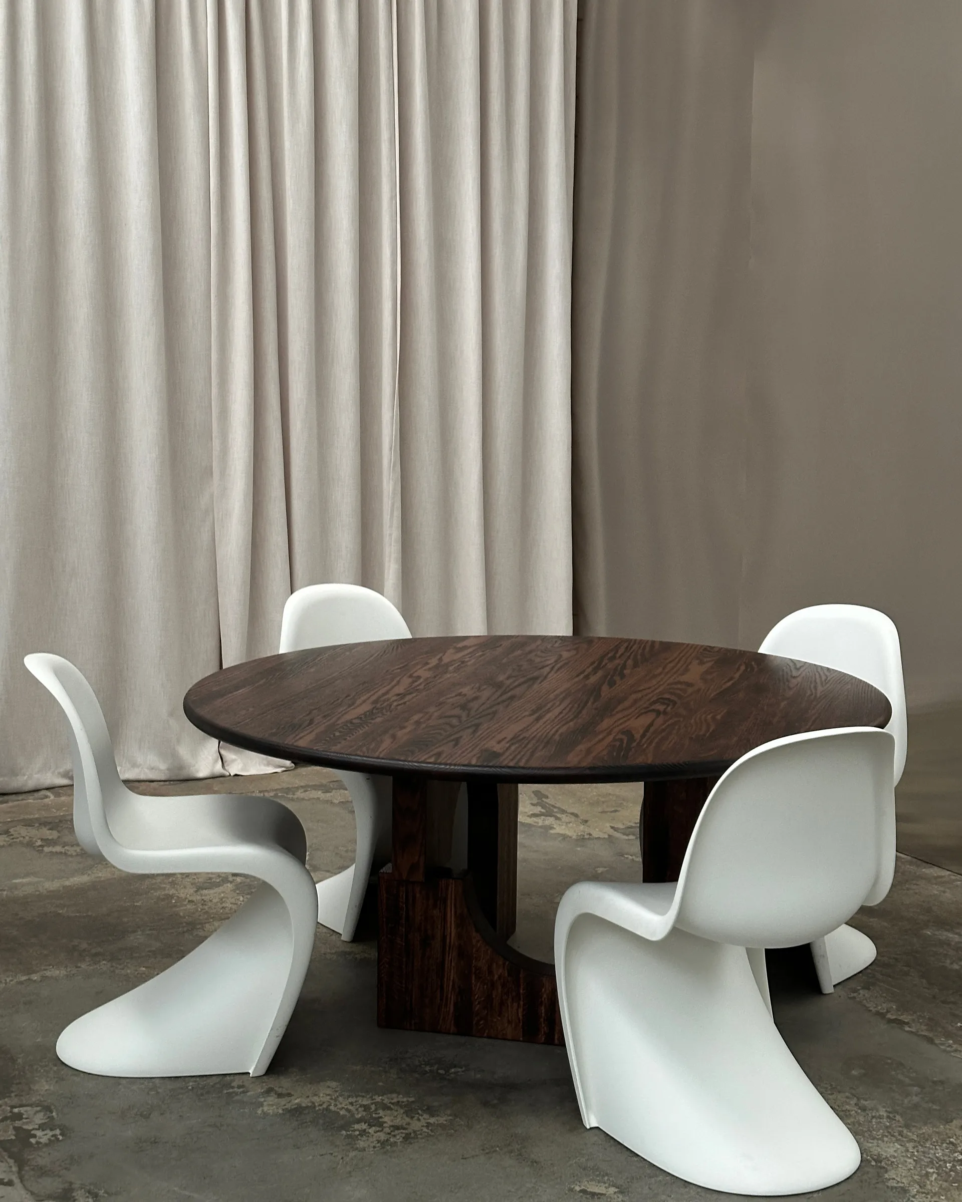 Sanders dining table Ø160 cm, Dark stained walnut Tinted
