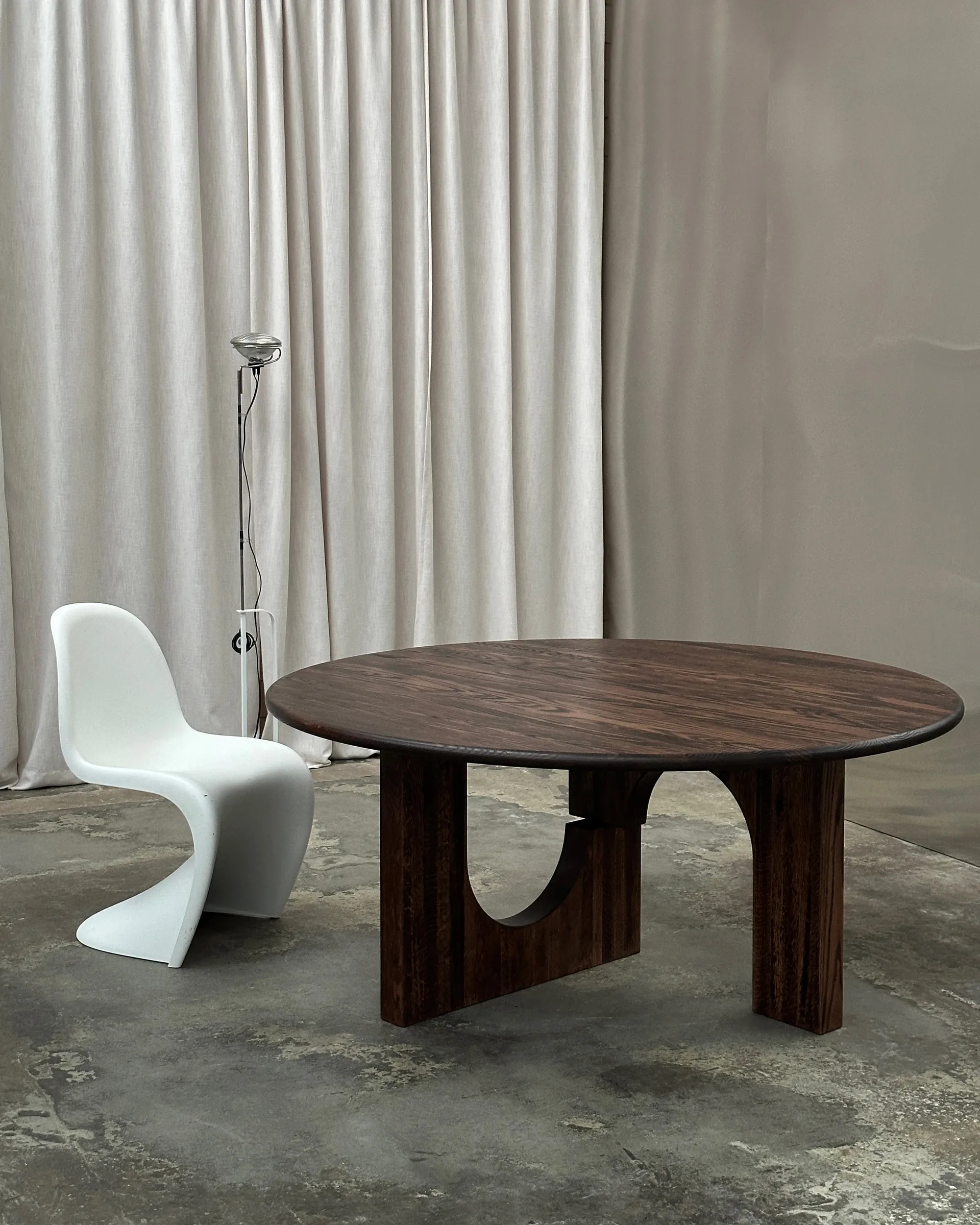 Sanders dining table Ø160 cm, Dark stained walnut Tinted