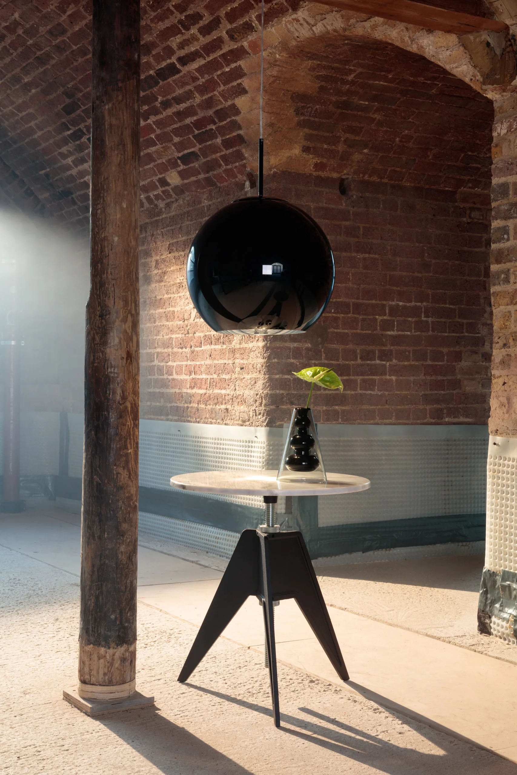 Screw café table Ø60 cm, White marble-cast iron Tom Dixon