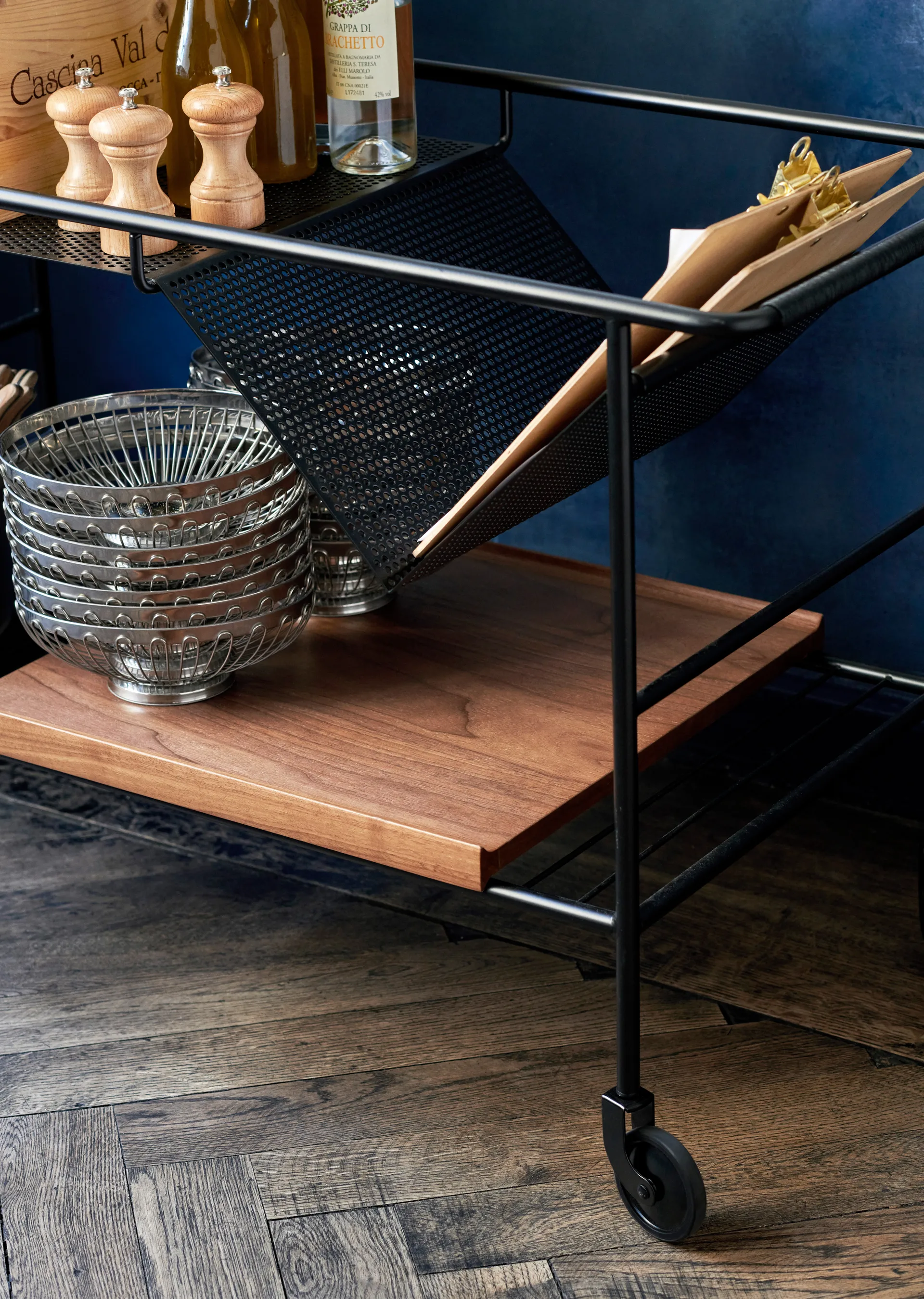 Alima storage trolley varnished walnut, Black & lacquered walnut &Tradition