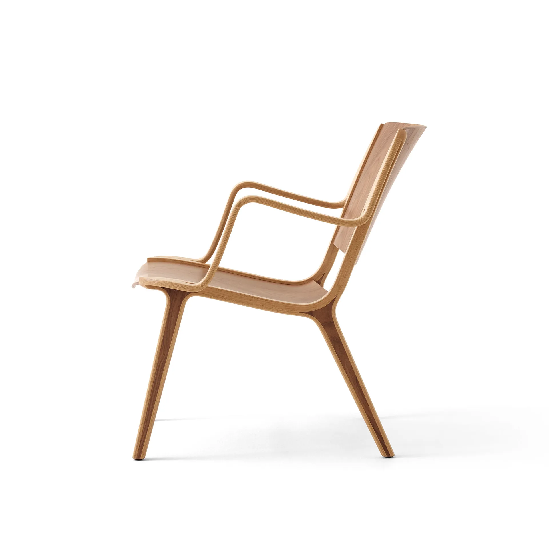 AX HM11 lounge chair with armrests, Walnut-oak &Tradition