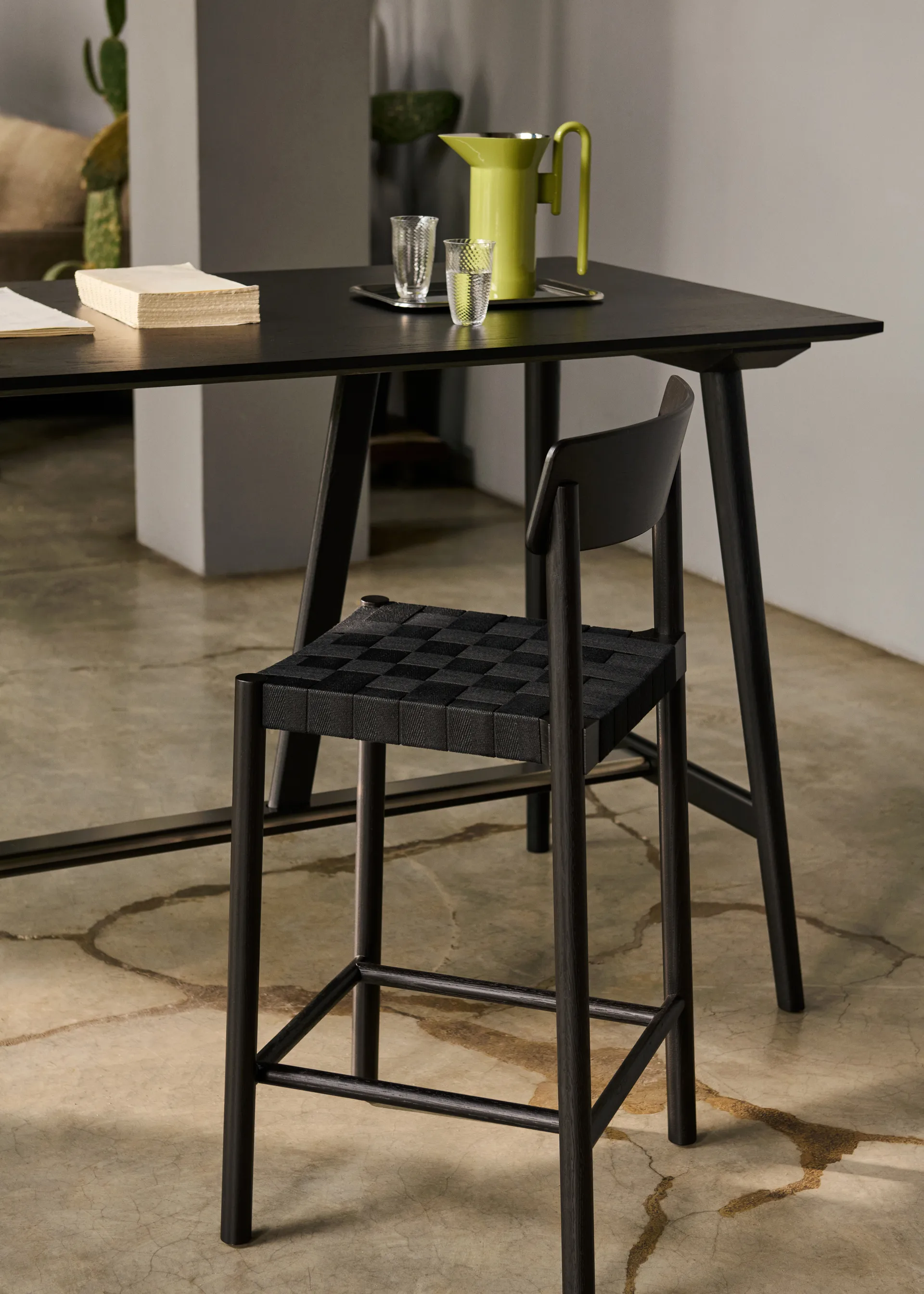 Betty TK15 Bar Chair 75 cm, Black lacquered ash-black linen &Tradition