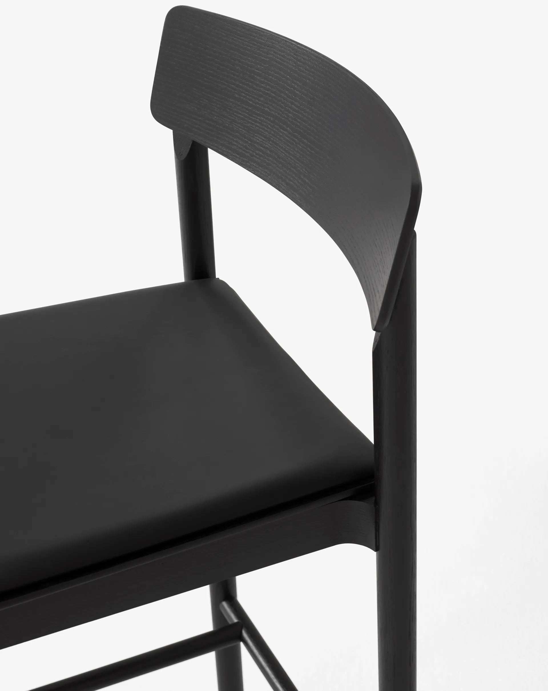 Betty TK17 Bar Chair 75 cm, Noble leather black-black laquered ash &Tradition