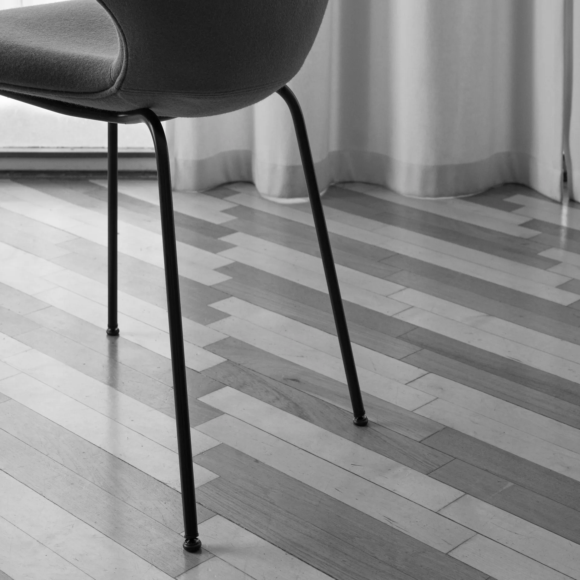 Catch JH15 chair, Divina 584 red-black lacquered steel &Tradition