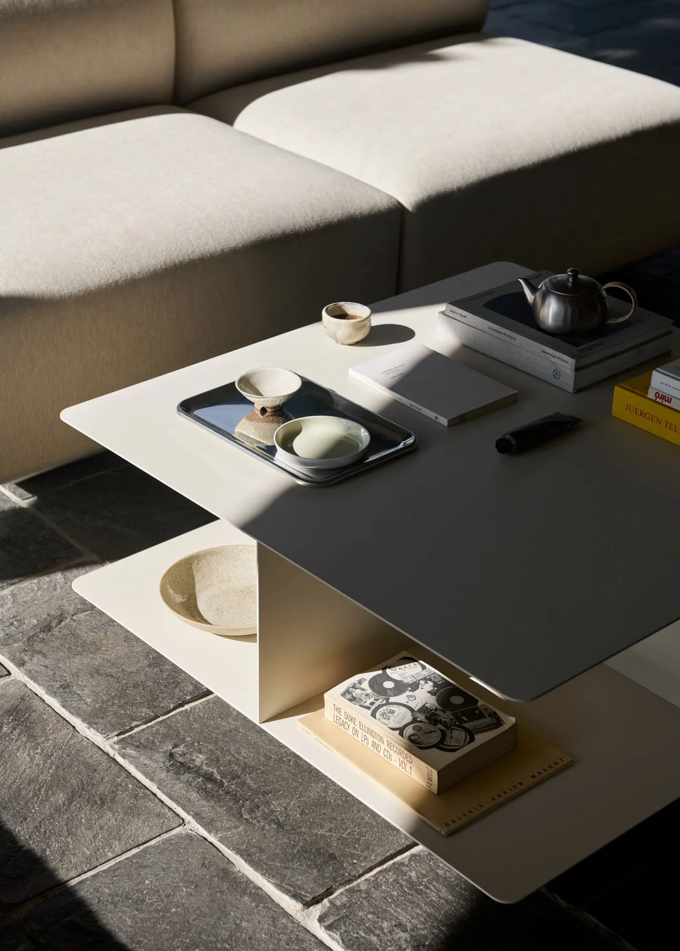 Develius EV3 coffee table, Steel ivory, Ø89x40 cm &Tradition