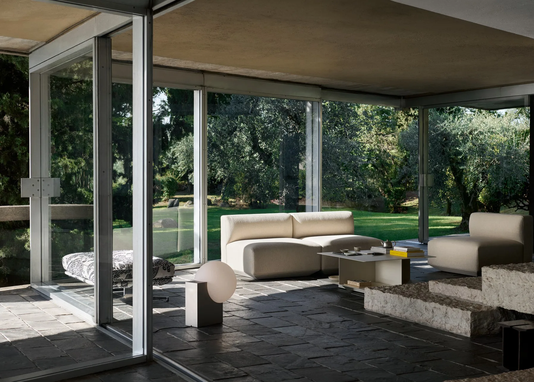 Develius EV3 coffee table, Steel ivory, Ø89x40 cm &Tradition