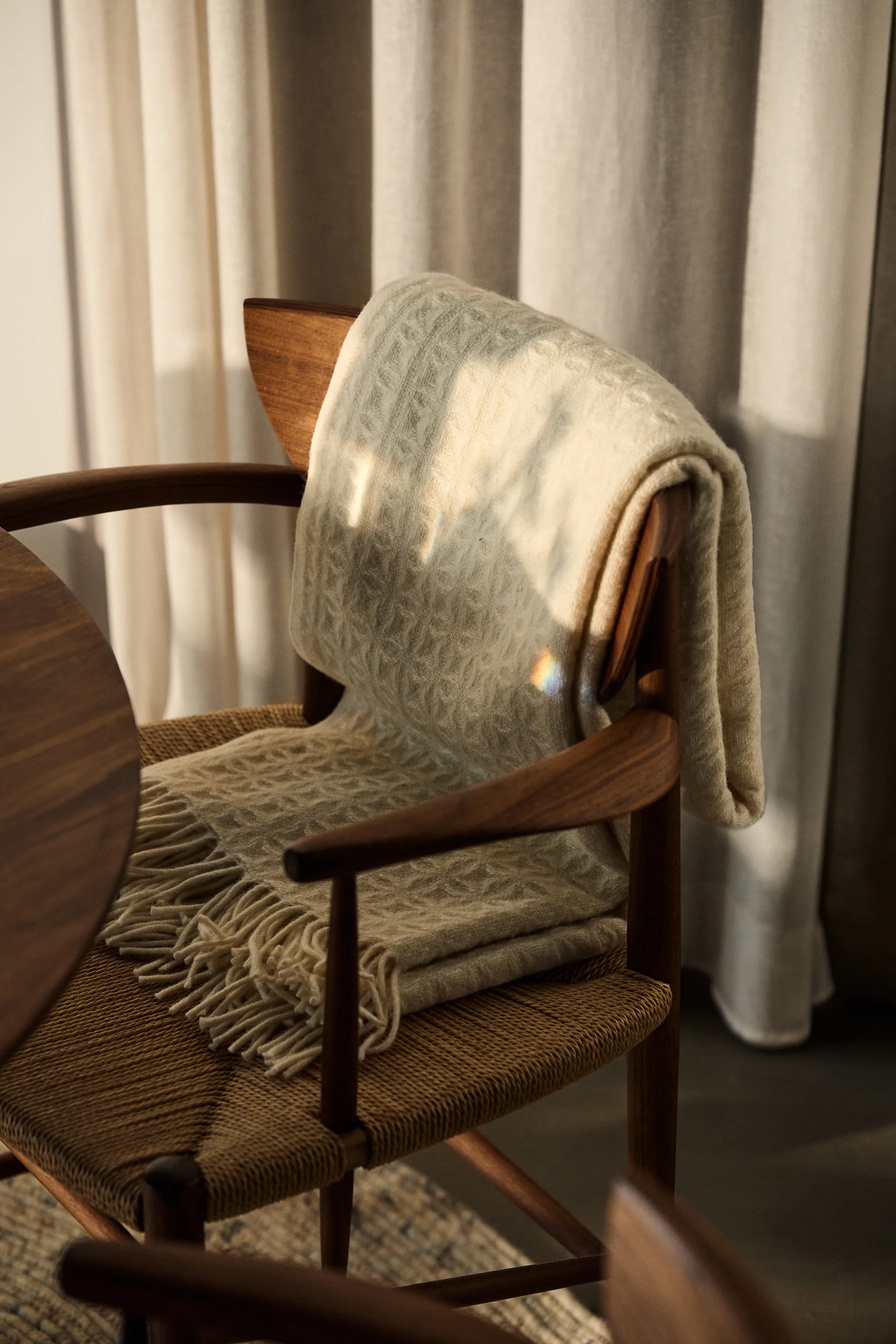 Drawn chair HM3, Walnut &Tradition