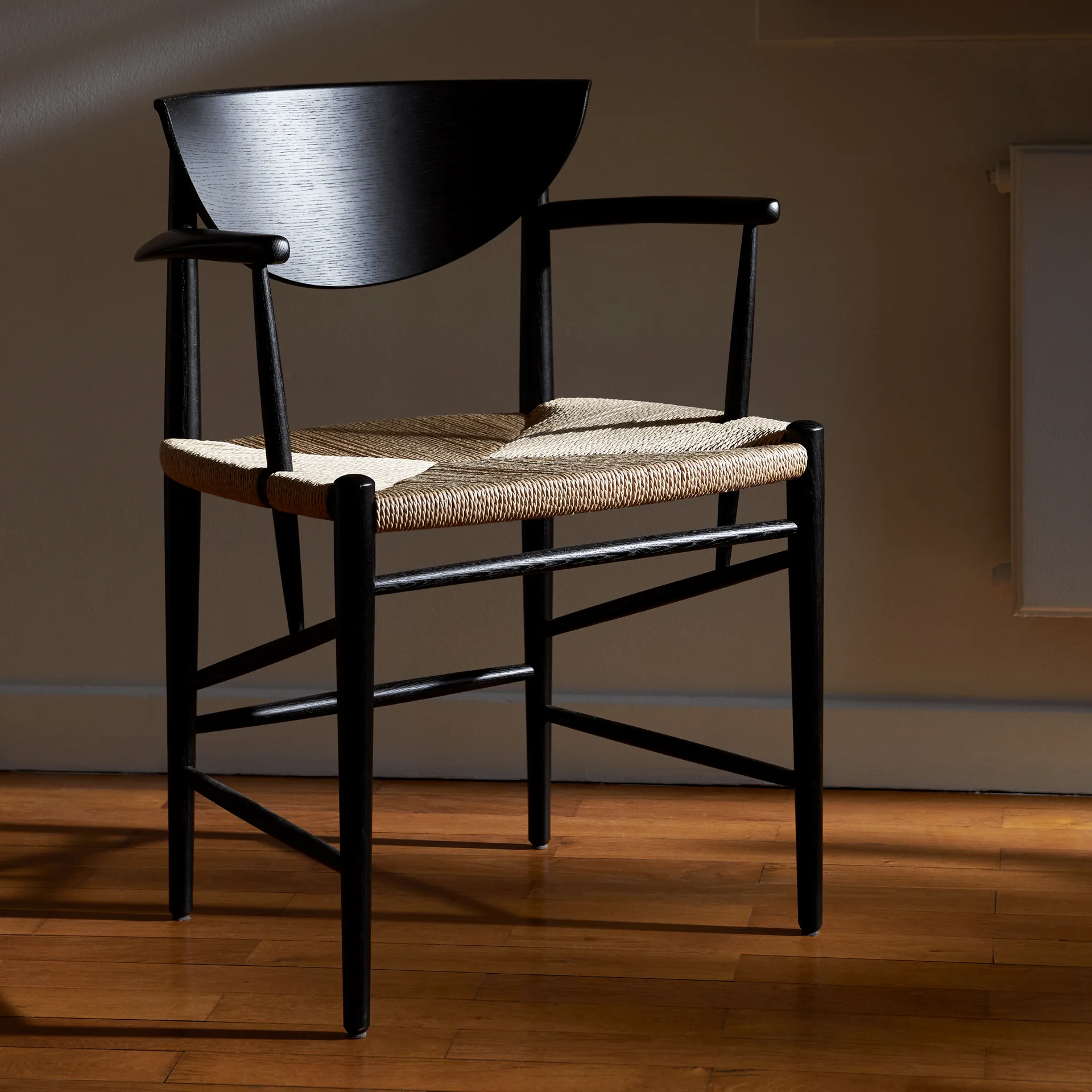 Drawn chair HM4 with armrest, Black oak &Tradition