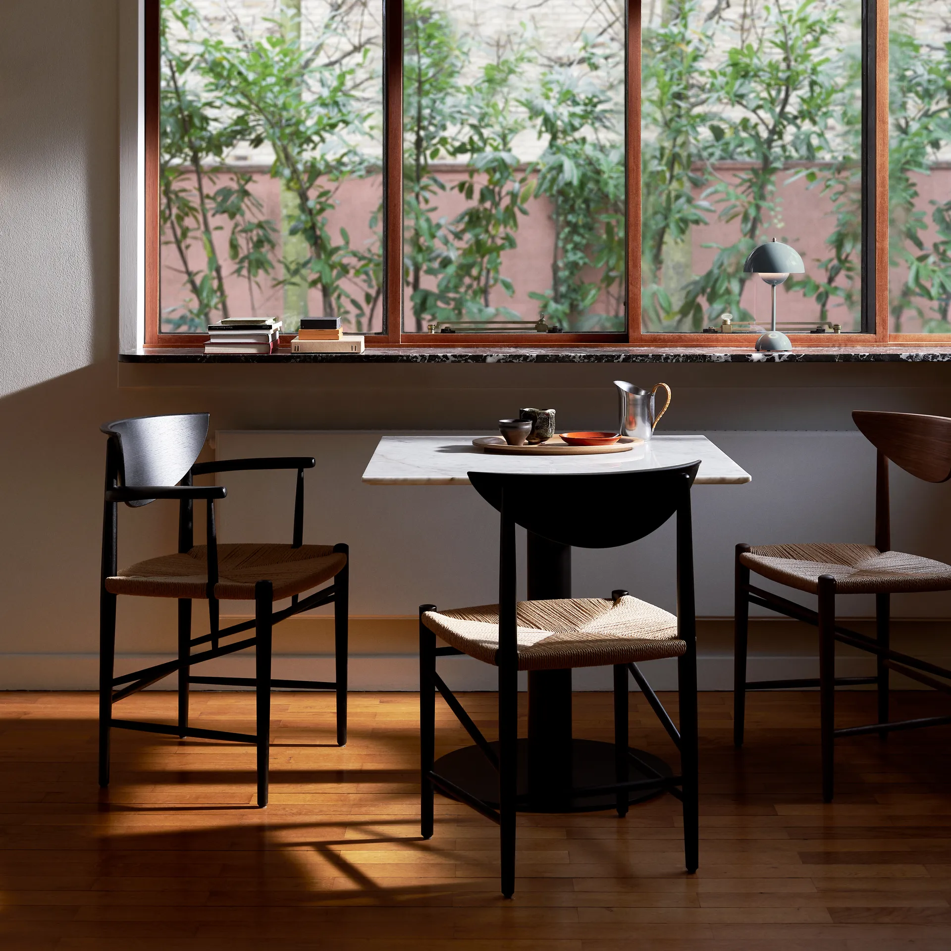 Drawn chair HM4 with armrest, Black oak &Tradition