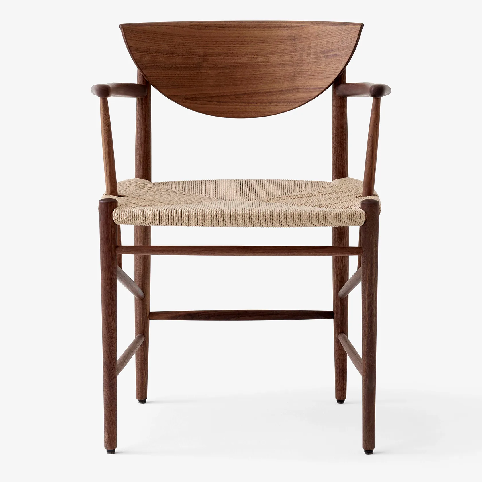 Drawn chair HM4 with armrest, Walnut &Tradition