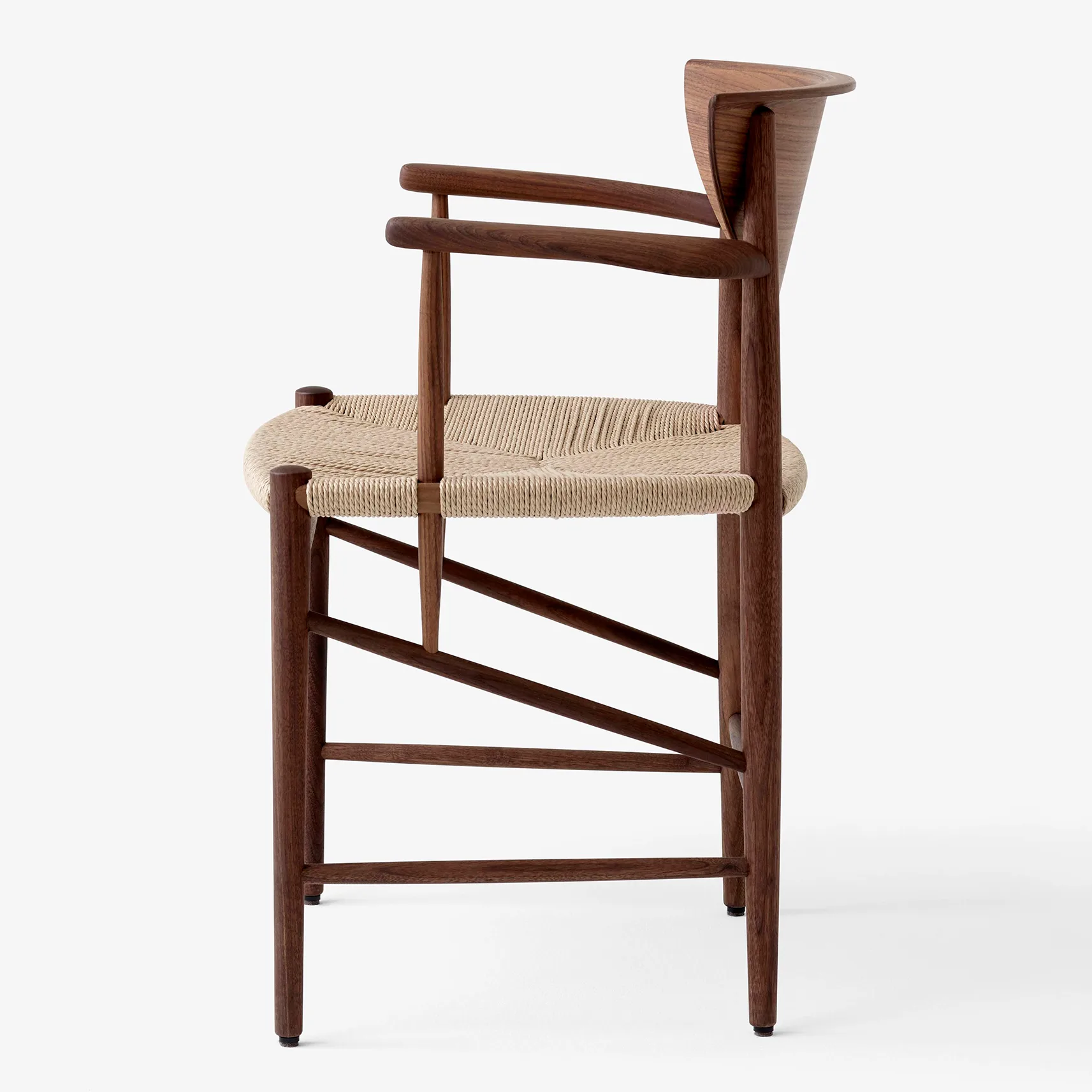 Drawn chair HM4 with armrest, Walnut &Tradition