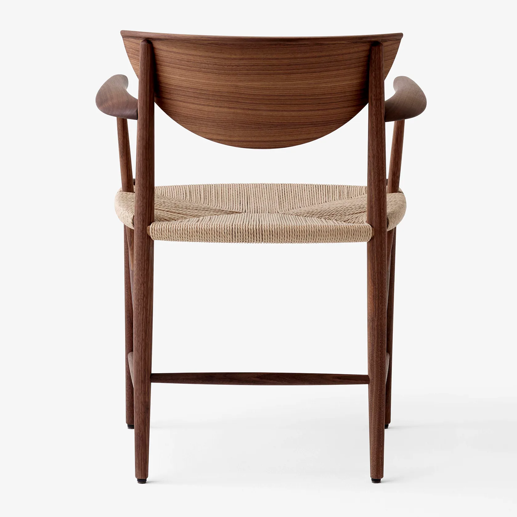 Drawn chair HM4 with armrest, Walnut &Tradition