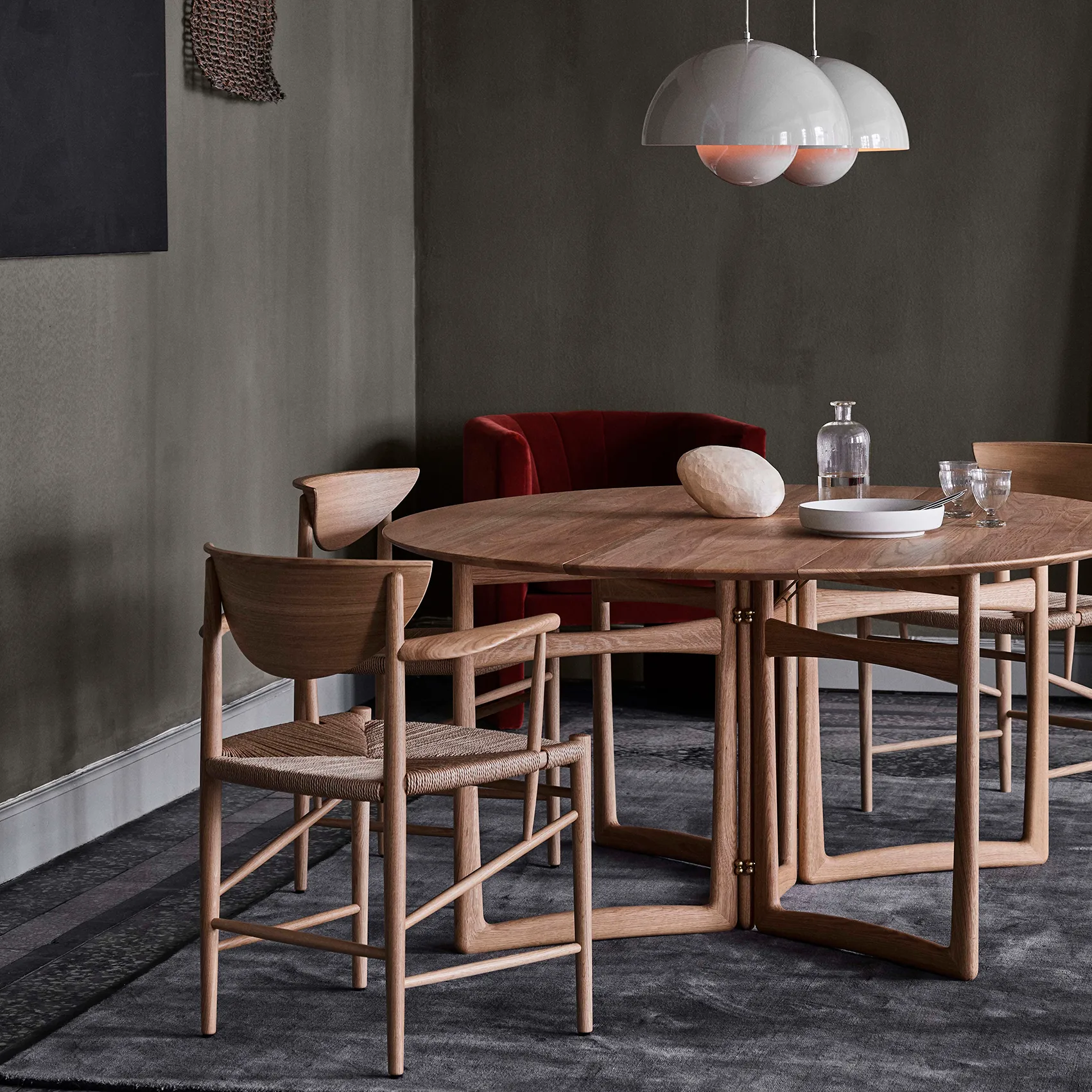 Drawn chair HM4 with armrest, Walnut &Tradition