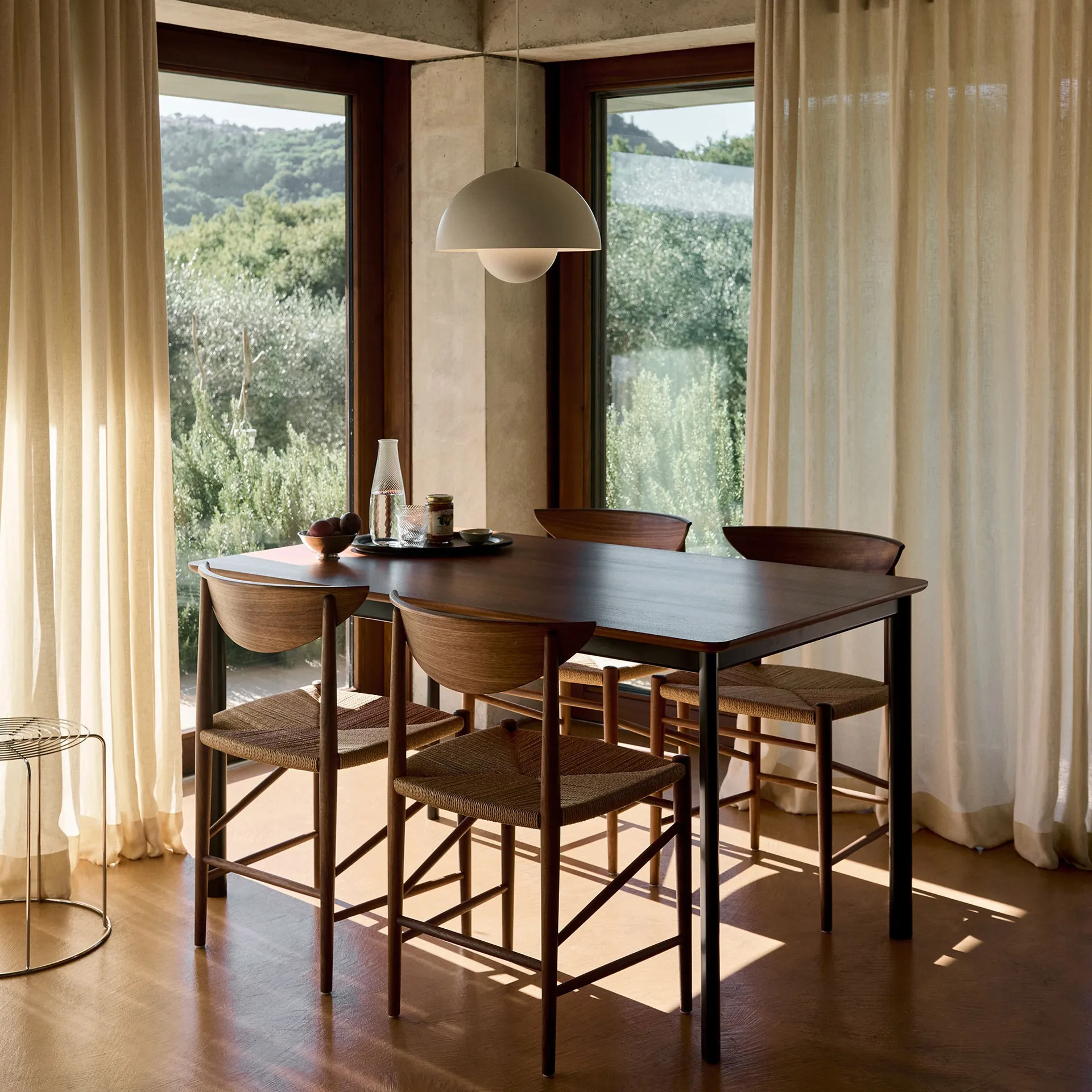 Drip HW115 dining table 83x143 cm, Black frame-clear lacq. walnut &Tradition