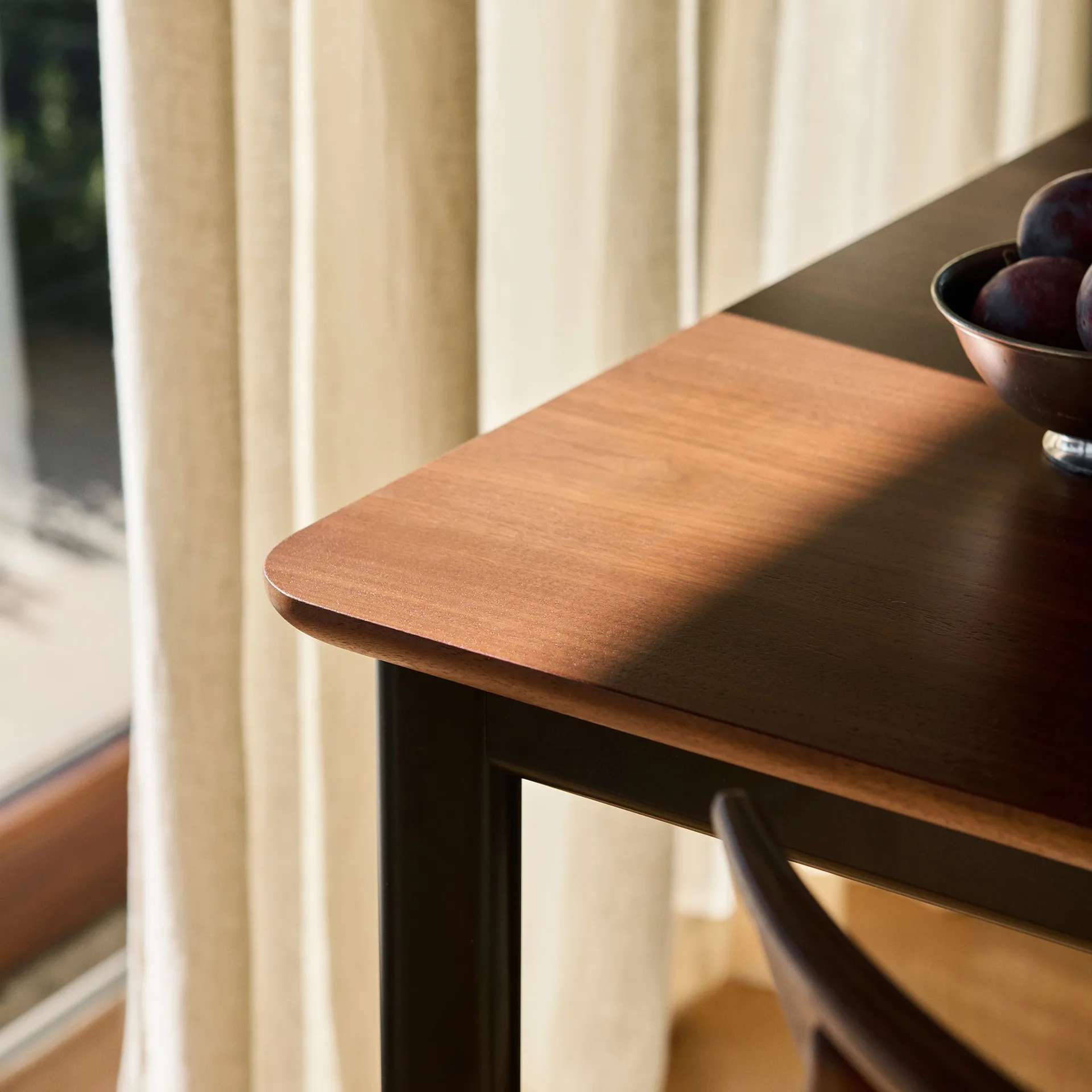 Drip HW117 dining table 103x253 cm, Black frame-clear lacq. walnut &Tradition