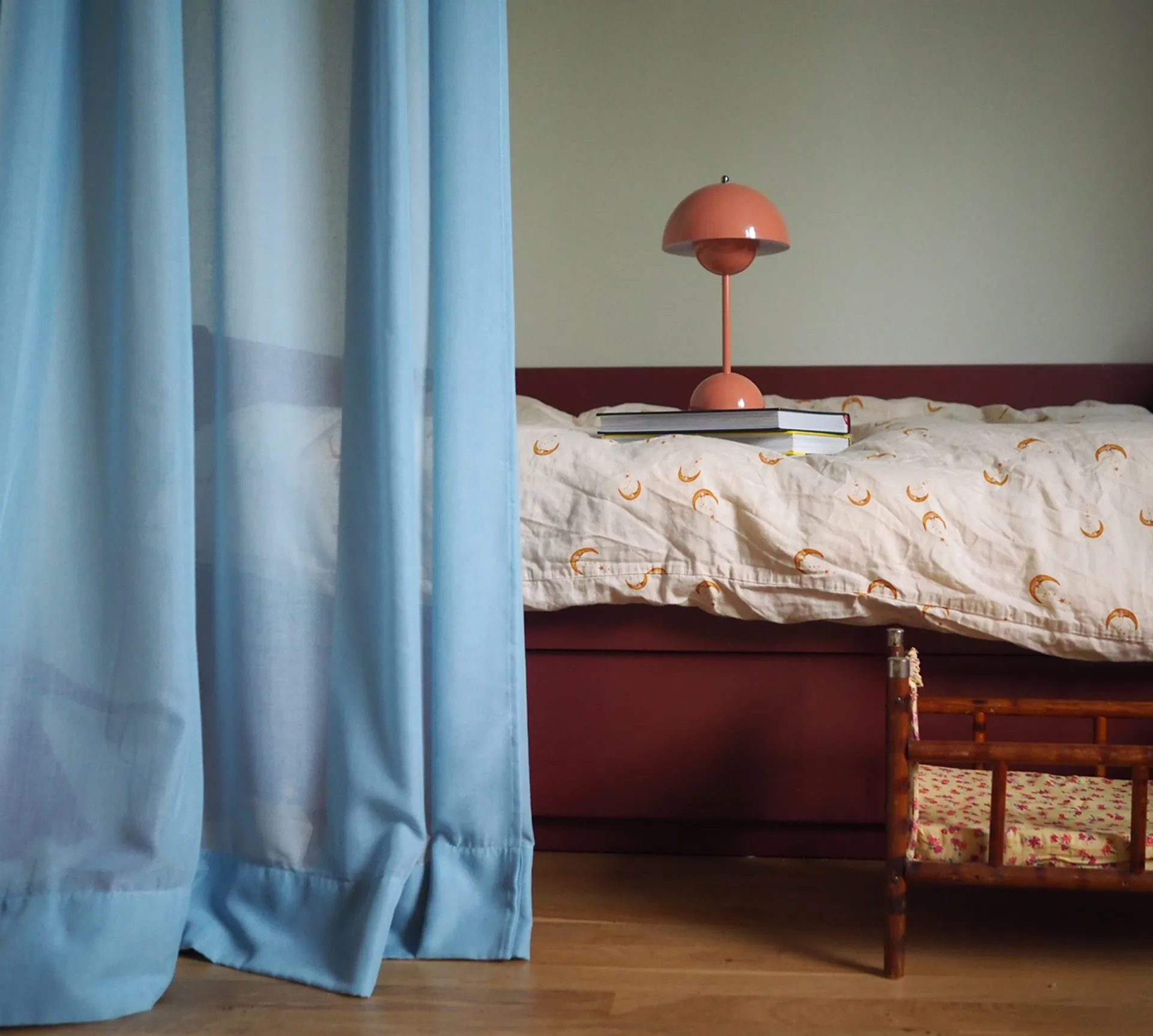 Flowerpot portable table lamp VP9, beige red &Tradition