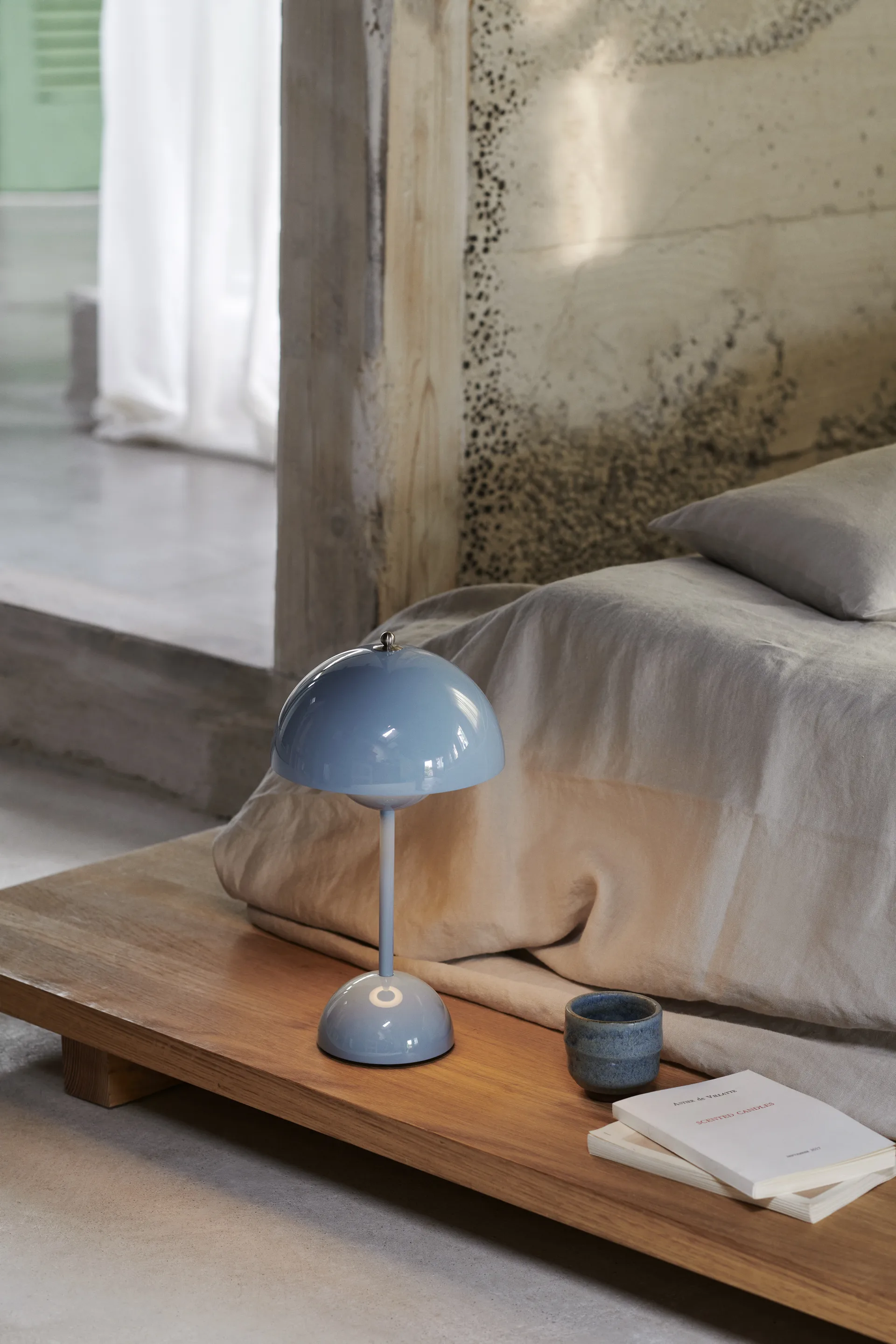 Flowerpot portable table lamp VP9, light blue &Tradition