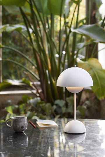 Flowerpot portable table lamp VP9 - matte white - &Tradition