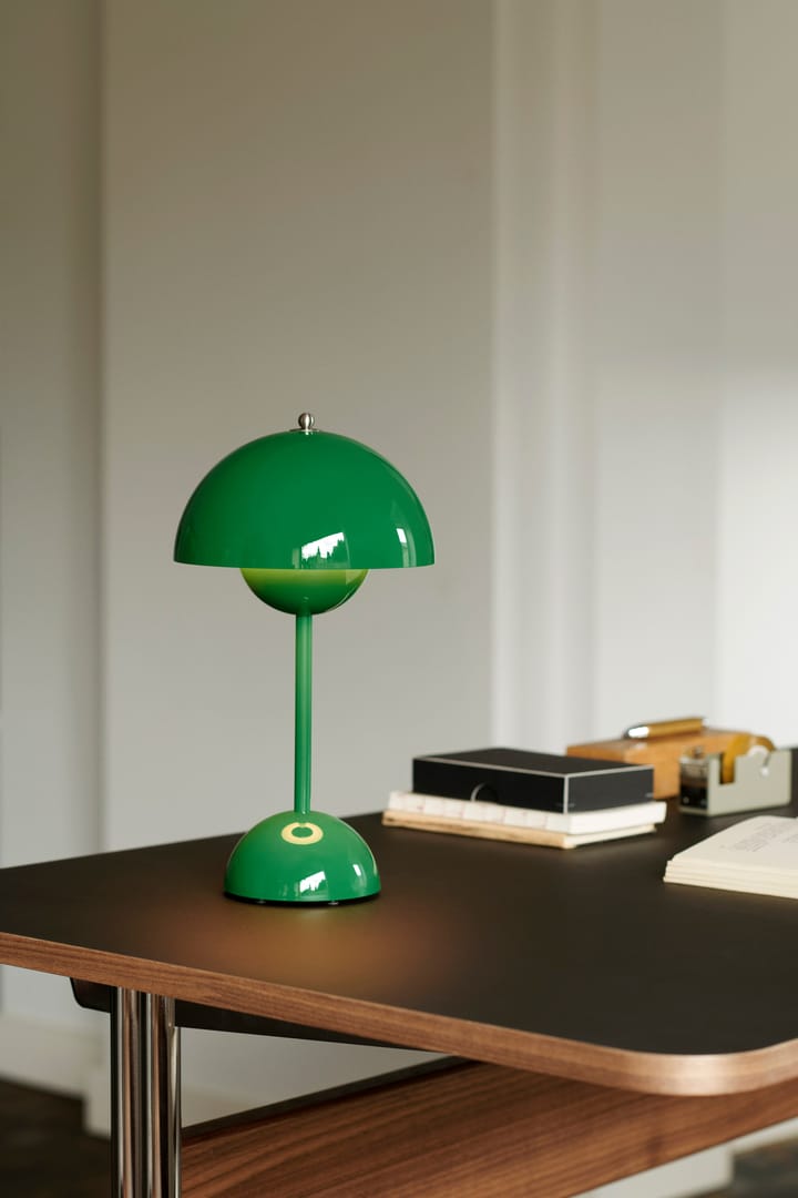 Flowerpot portable table lamp VP9 - Signal green - &Tradition