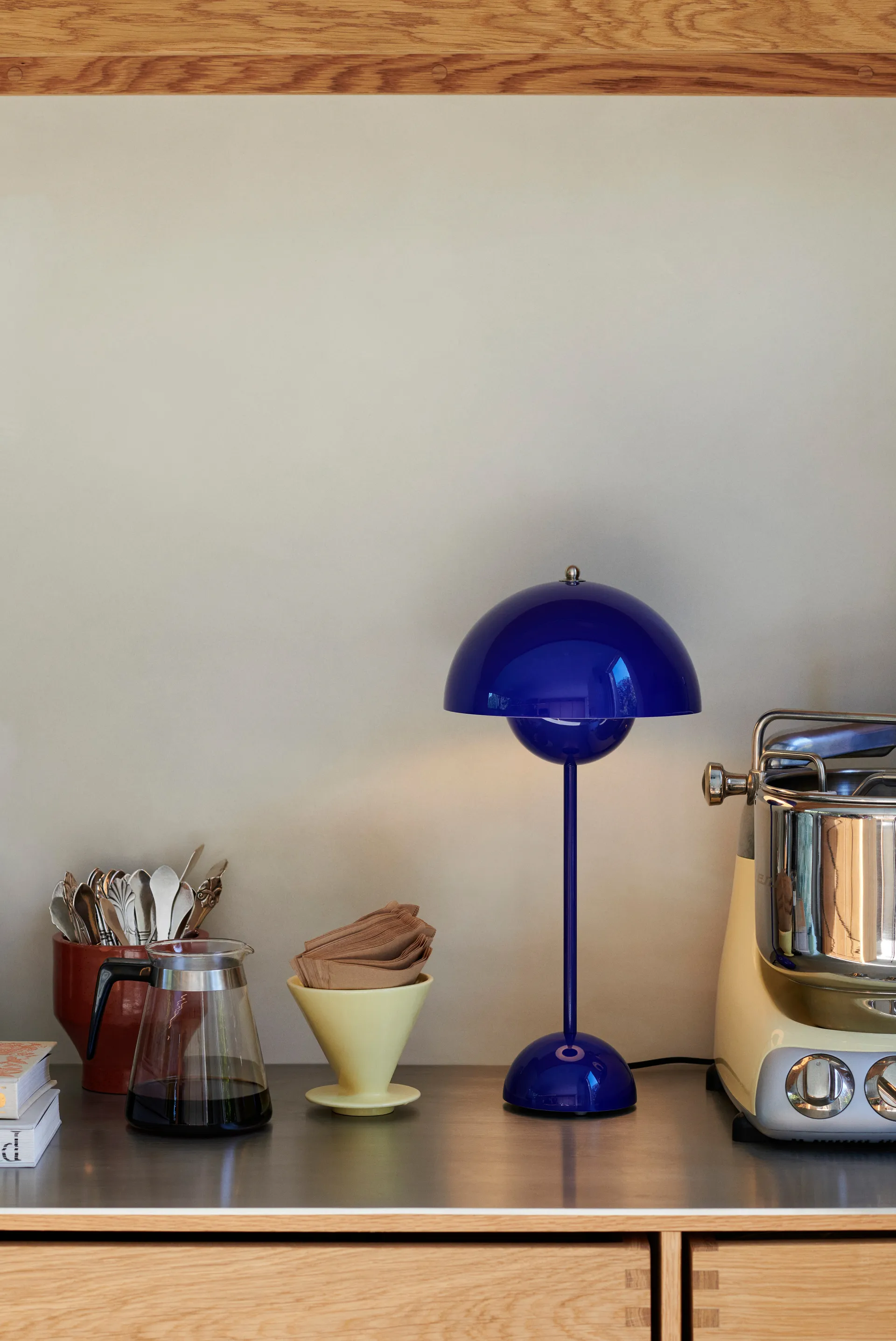 FlowerPot VP3 table lamp, Cobalt blue &Tradition