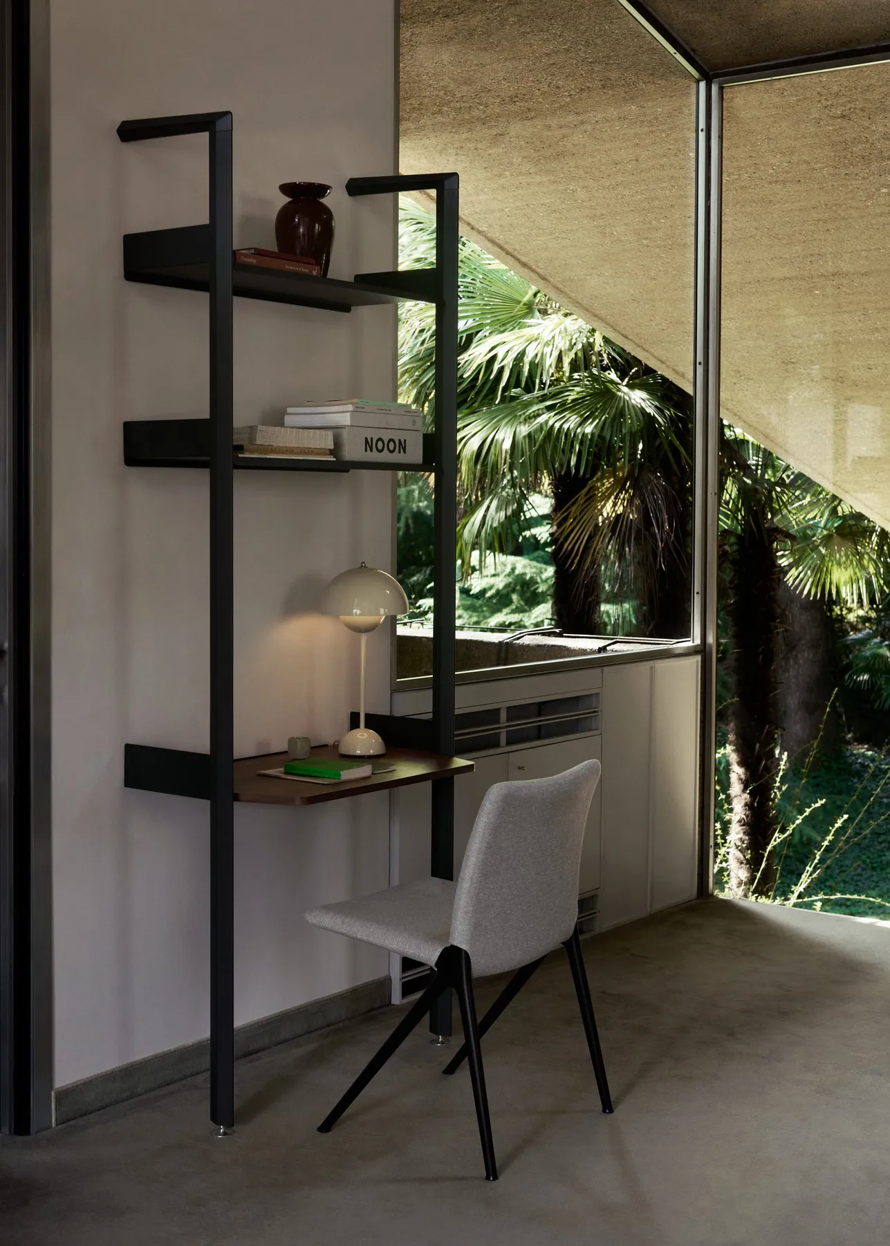 FlowerPot VP3 table lamp, Ivory &Tradition