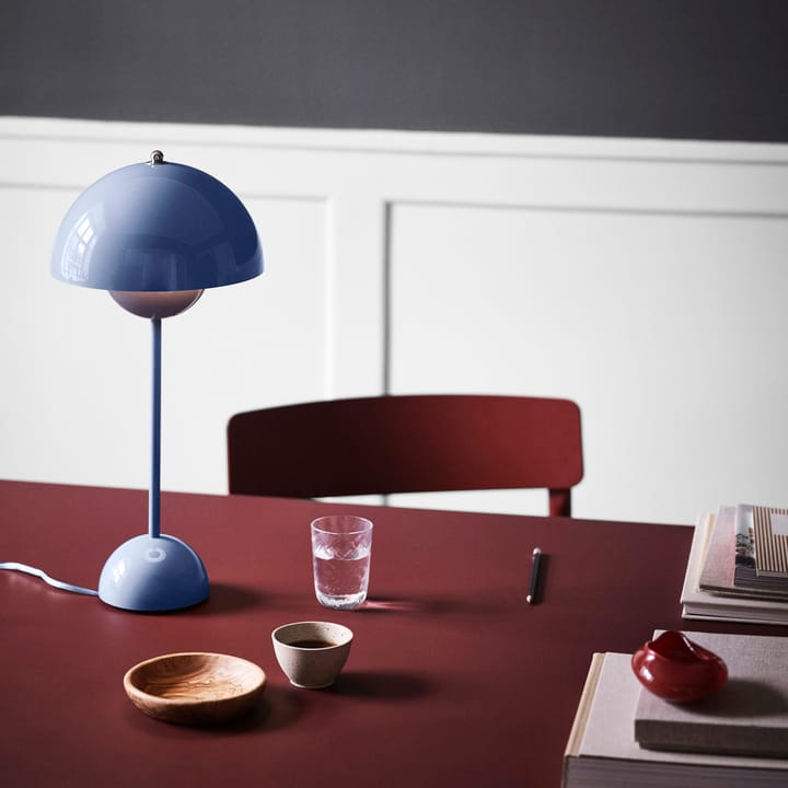 FlowerPot VP3 table lamp - light blue - &Tradition
