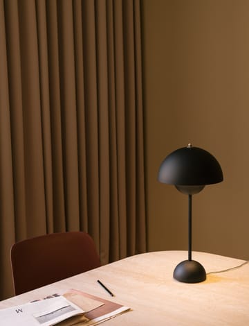 FlowerPot VP3 table lamp - matte black - &Tradition