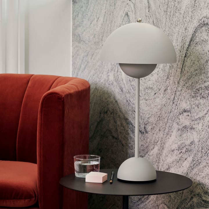 FlowerPot VP3 table lamp - matte light grey - &Tradition