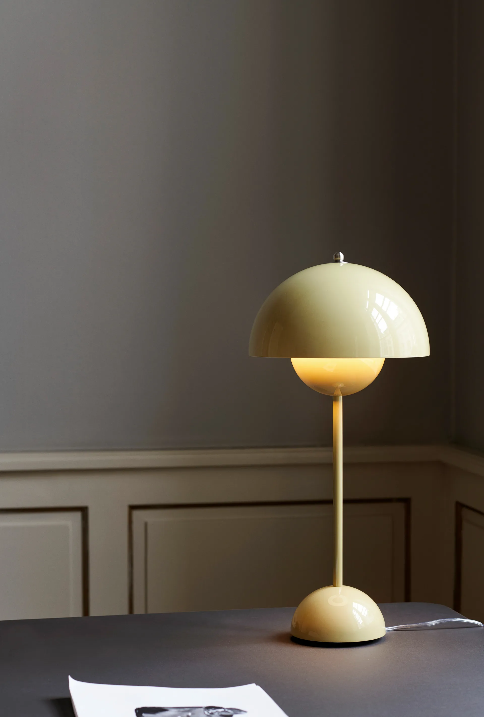 FlowerPot VP3 table lamp, Pale sand &Tradition