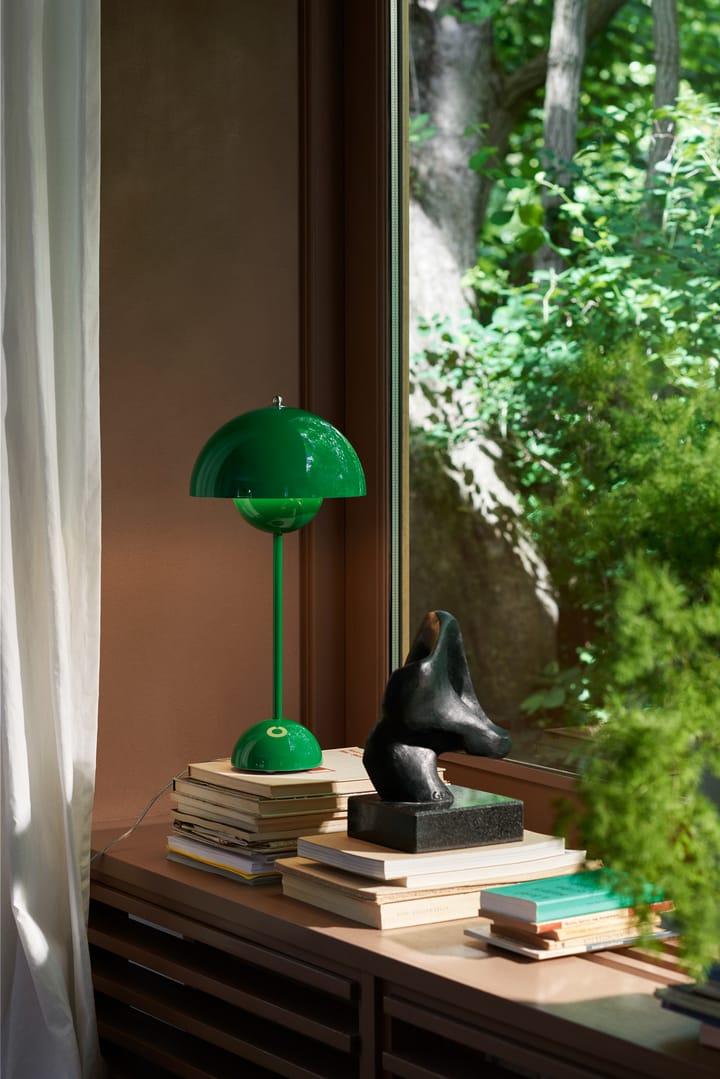 FlowerPot VP3 table lamp - Signal green - &Tradition
