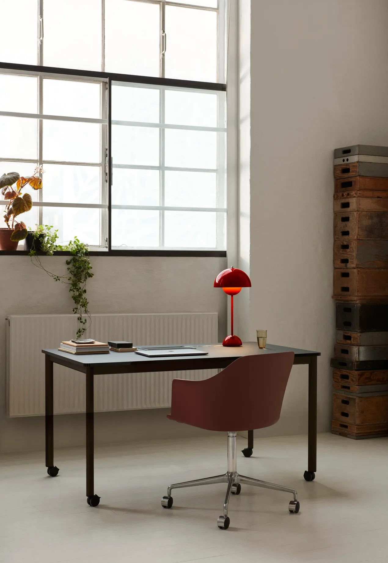 FlowerPot VP3 table lamp, Vermilion red &Tradition