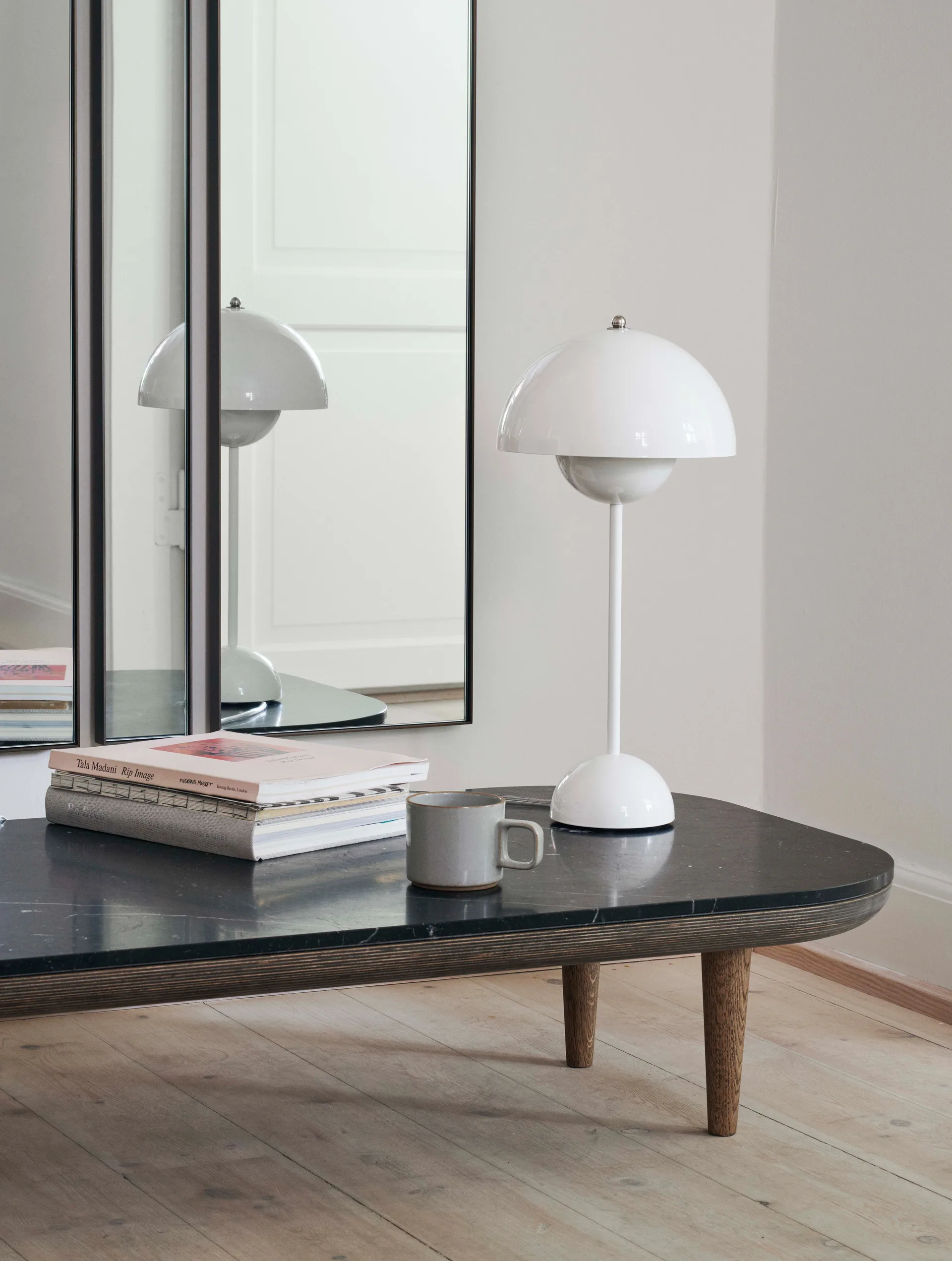 FlowerPot VP3 table lamp, white (offwhite) &Tradition