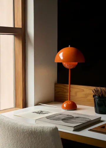FlowerPot VP3 table lamp - Zesty orange - &Tradition