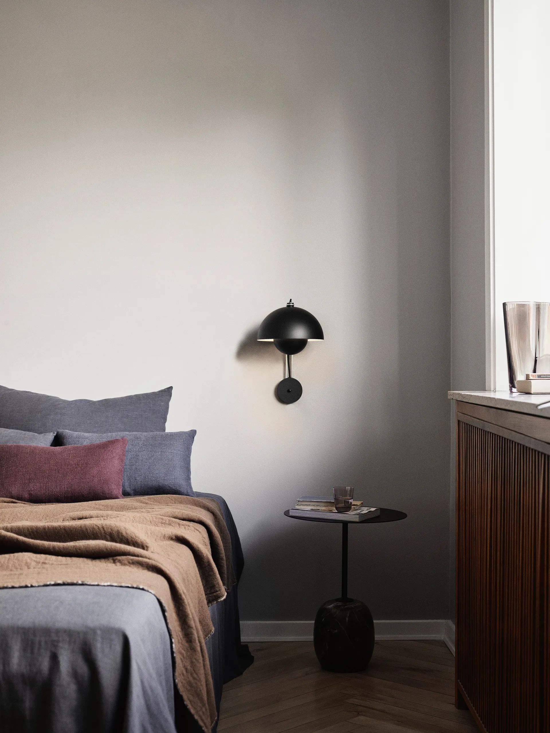 Flowerpot wall lamp VP8, Matte black &Tradition