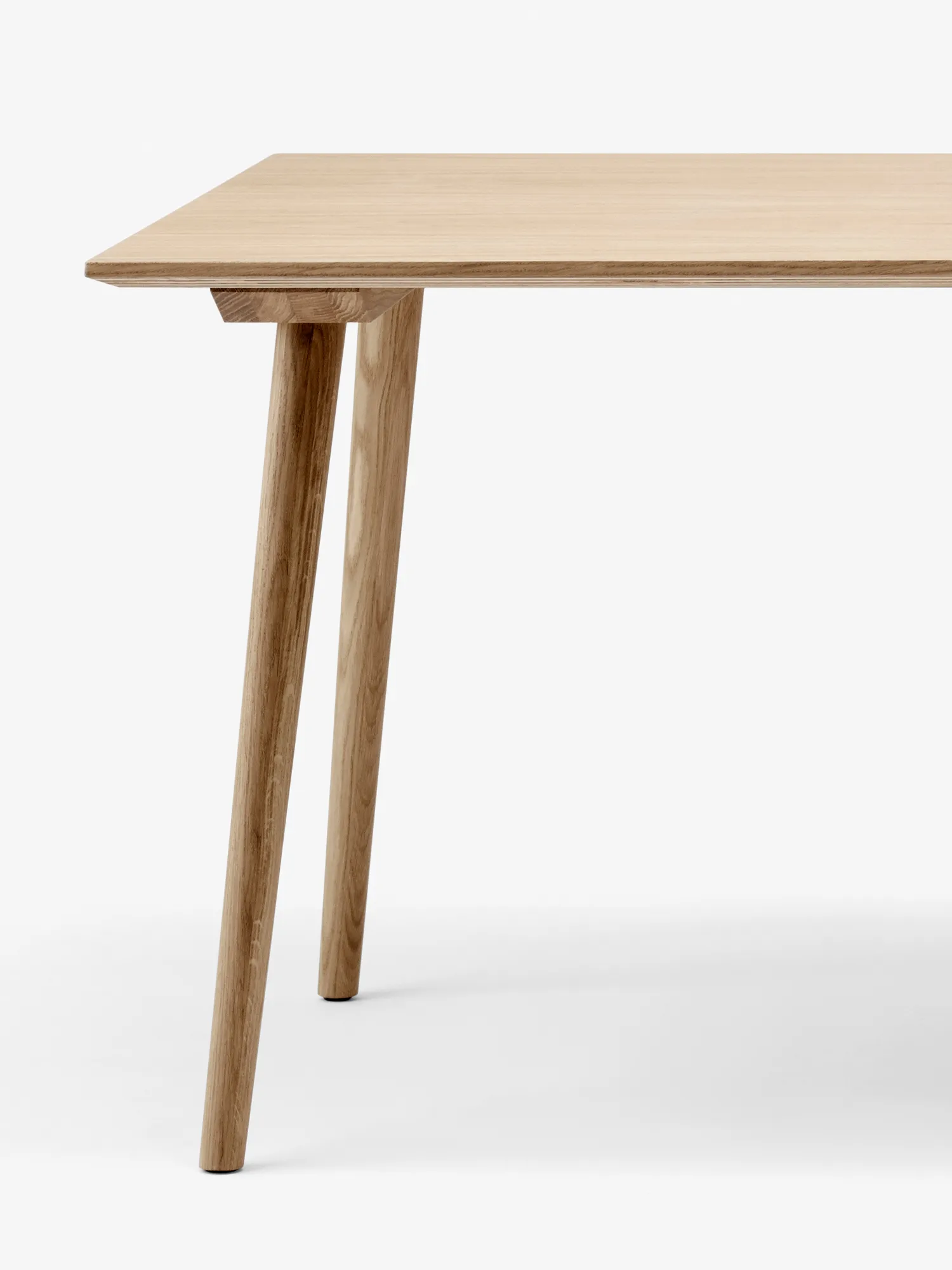 In Between table SK6, Clear lacquered oak &Tradition