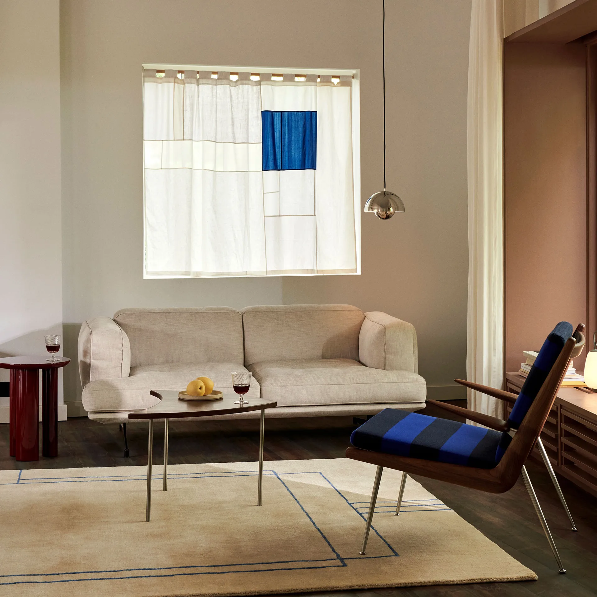 Inland AV22 sofa 2-seater, Clay 0011-warm black &Tradition