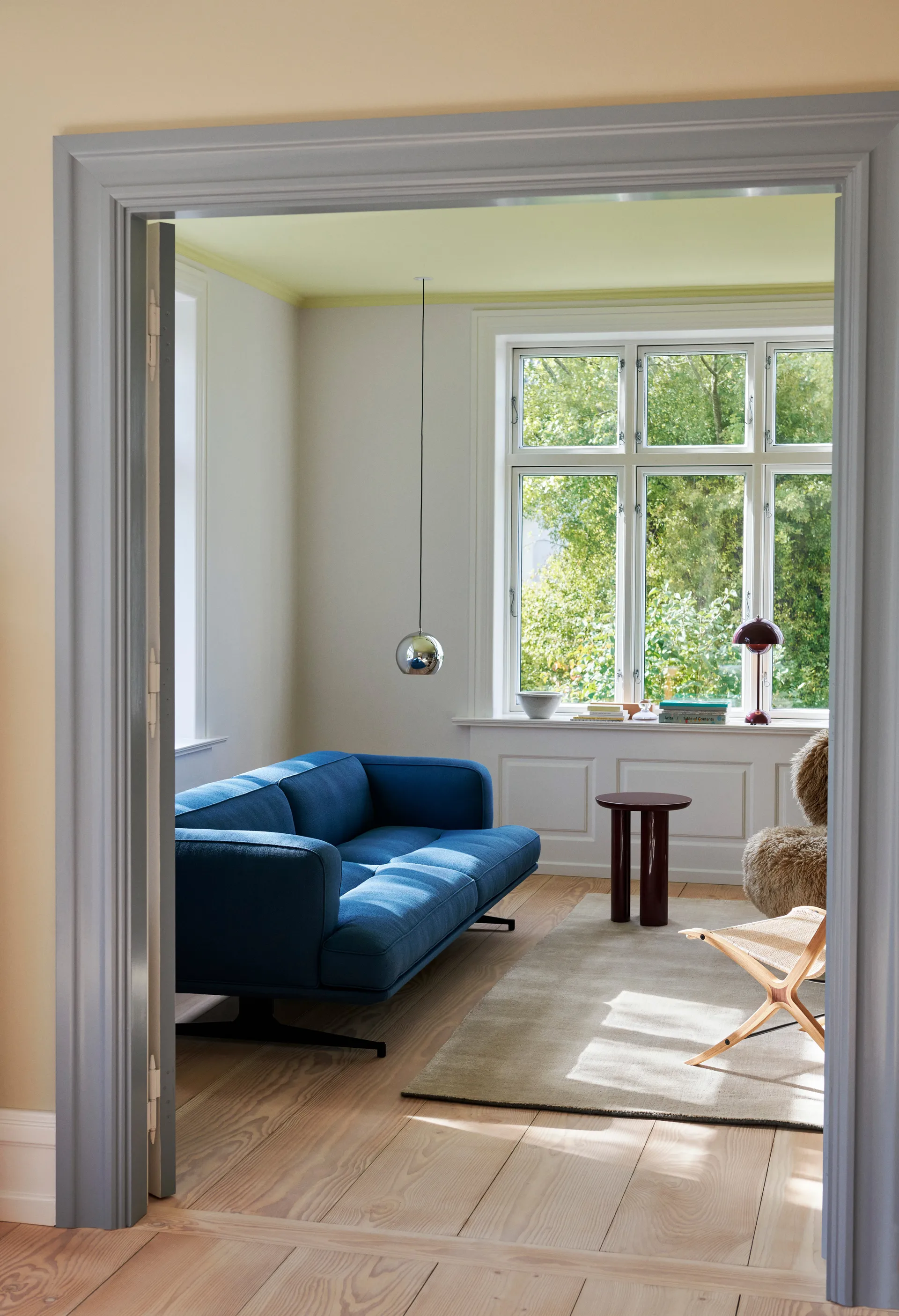 Inland AV23 3-seater sofa, Vidar 4 Denim Blue 733-black leg &Tradition