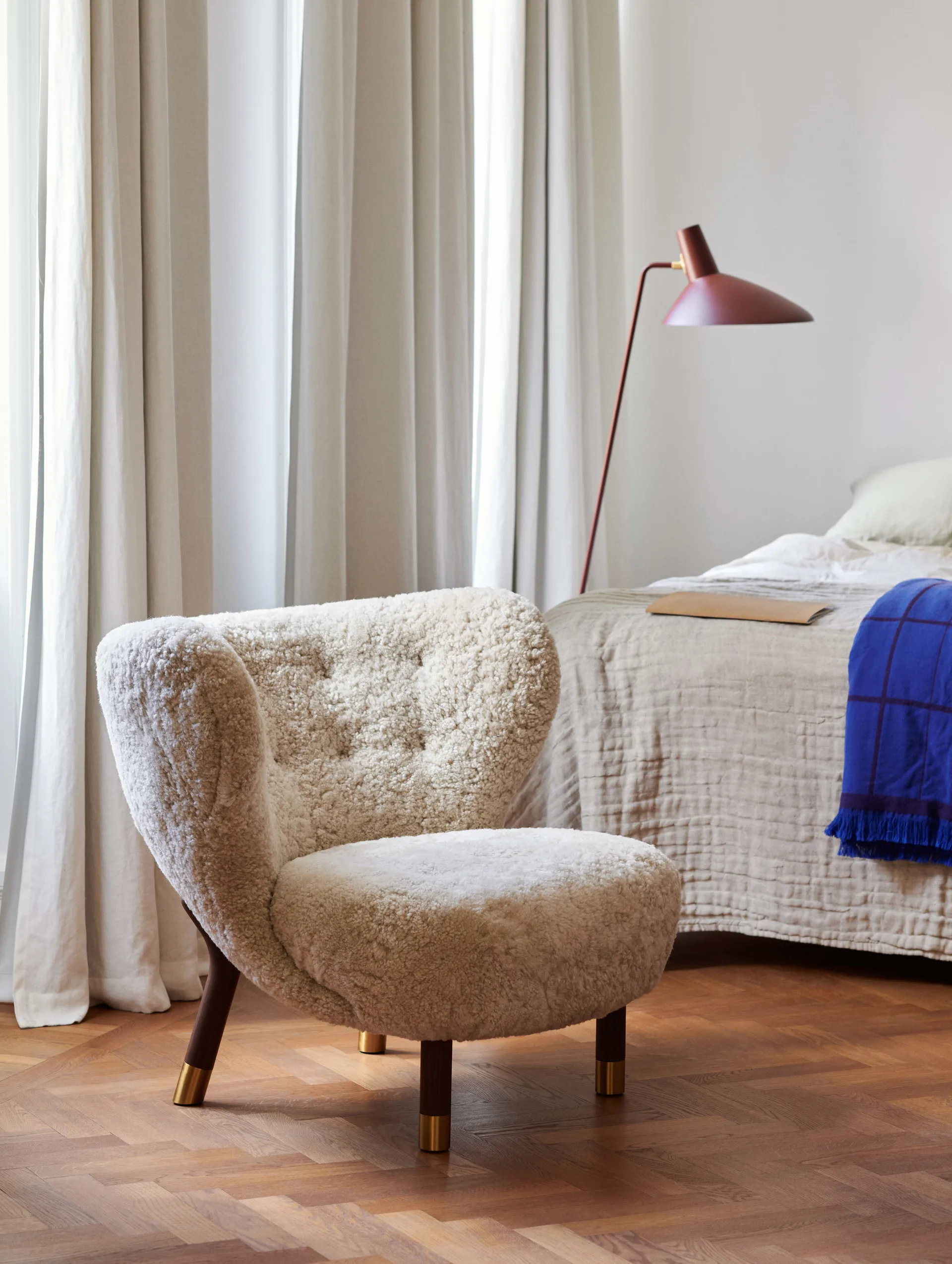 Little Petra VB1 arm chair Limited Edition, Walnut. brass-Moonlight &Tradition