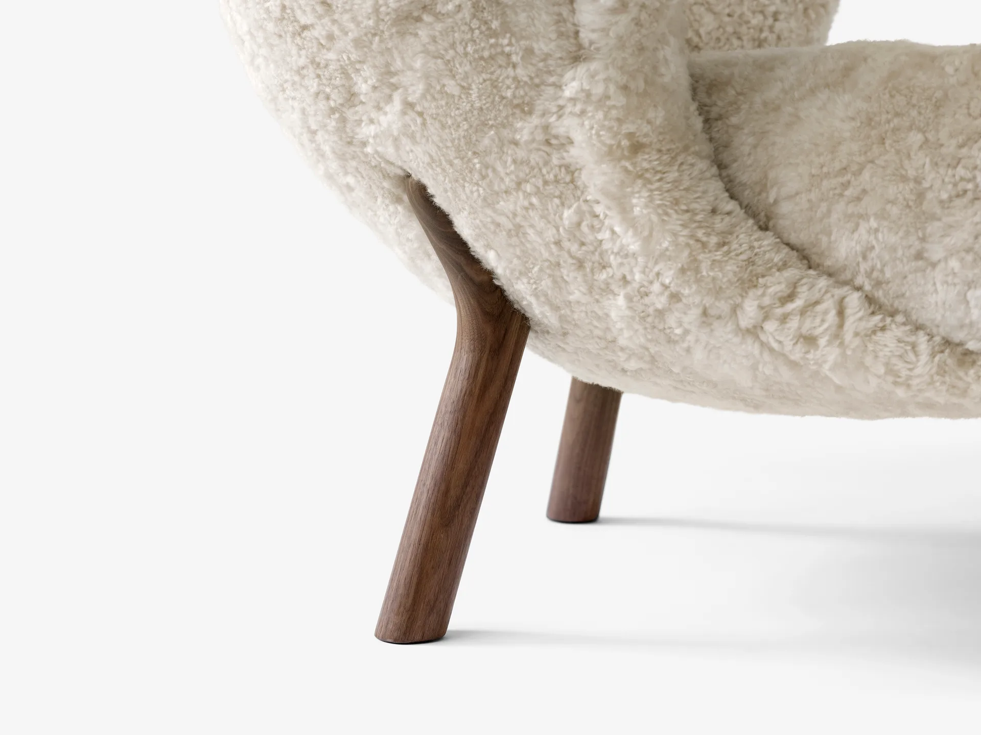 Little Petra VB1 armchair incl. pouffe ATD1, Oiled walnut-Moonlight &Tradition