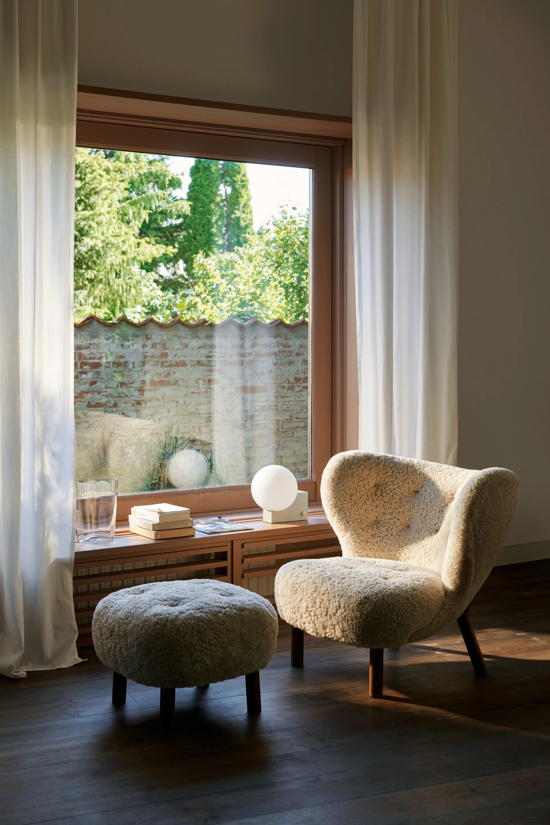 Little Petra VB1 armchair incl. pouffe ATD1, Oiled walnut-Moonlight &Tradition