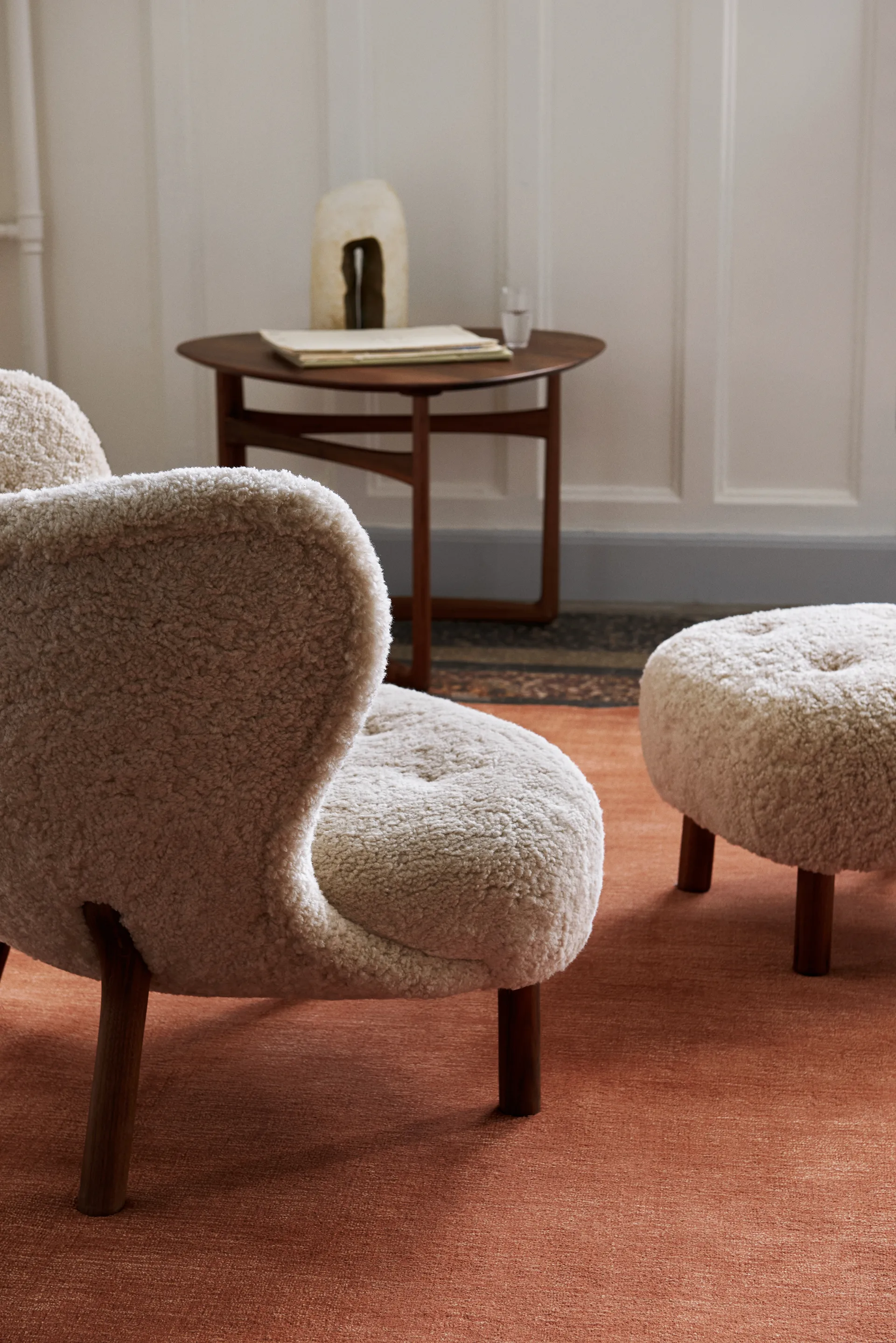 Little Petra VB1 armchair incl. pouffe ATD1, Oiled walnut-Moonlight &Tradition