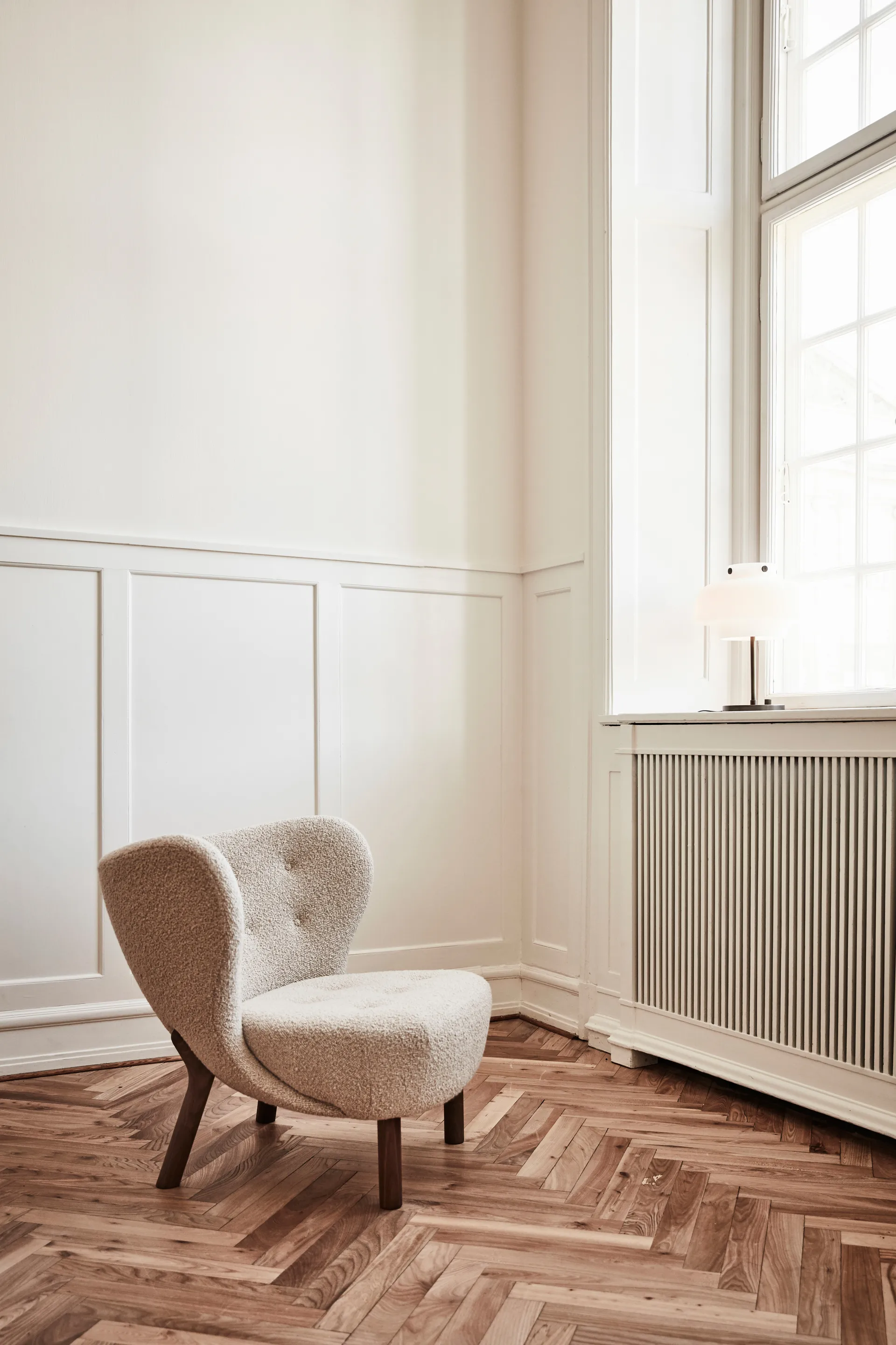 Little Petra VB1 armchair, Oiled walnut-Karakorum 003 &Tradition