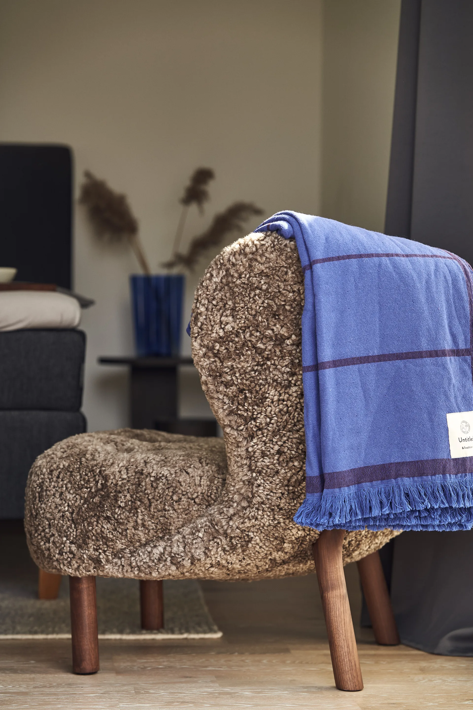 Little Petra VB1 armchair, Oiled walnut-Sahara &Tradition