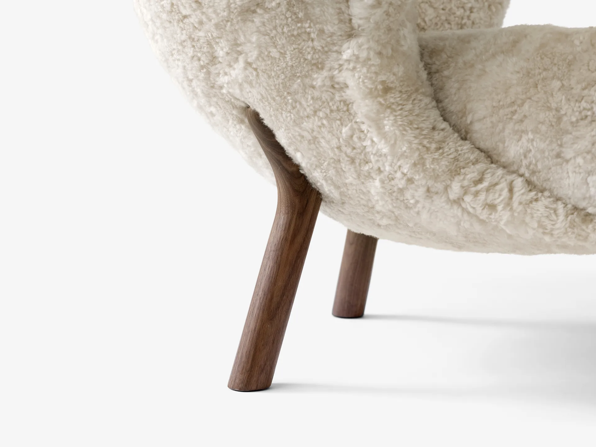 Little Petra VB1 armchair, Walnut-Moonlight &Tradition