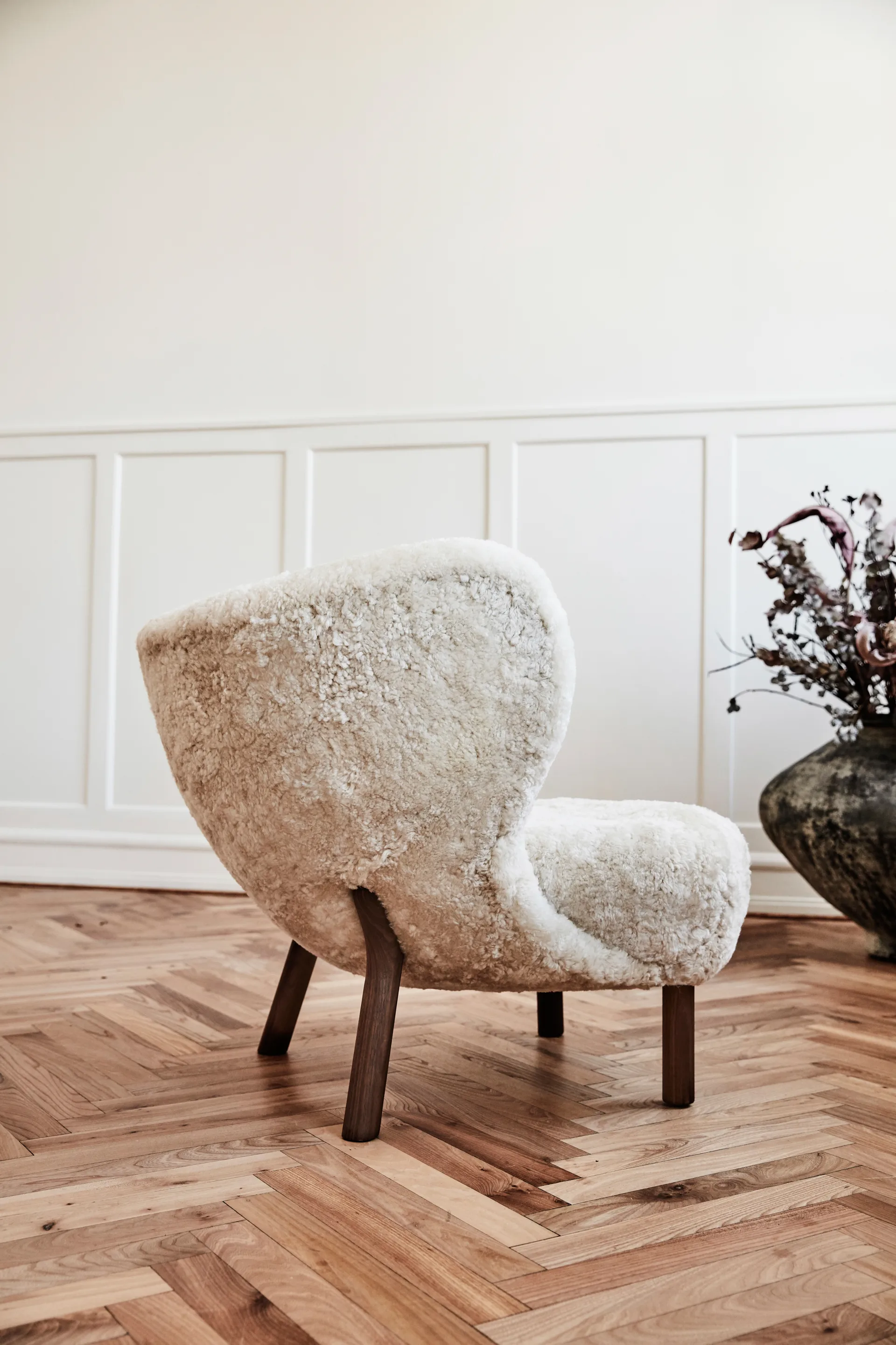 Little Petra VB1 armchair, Walnut-Moonlight &Tradition