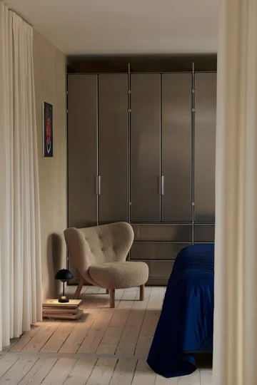 Little Petra VB1 armchair - White oiled oak-Karakorum - &Tradition