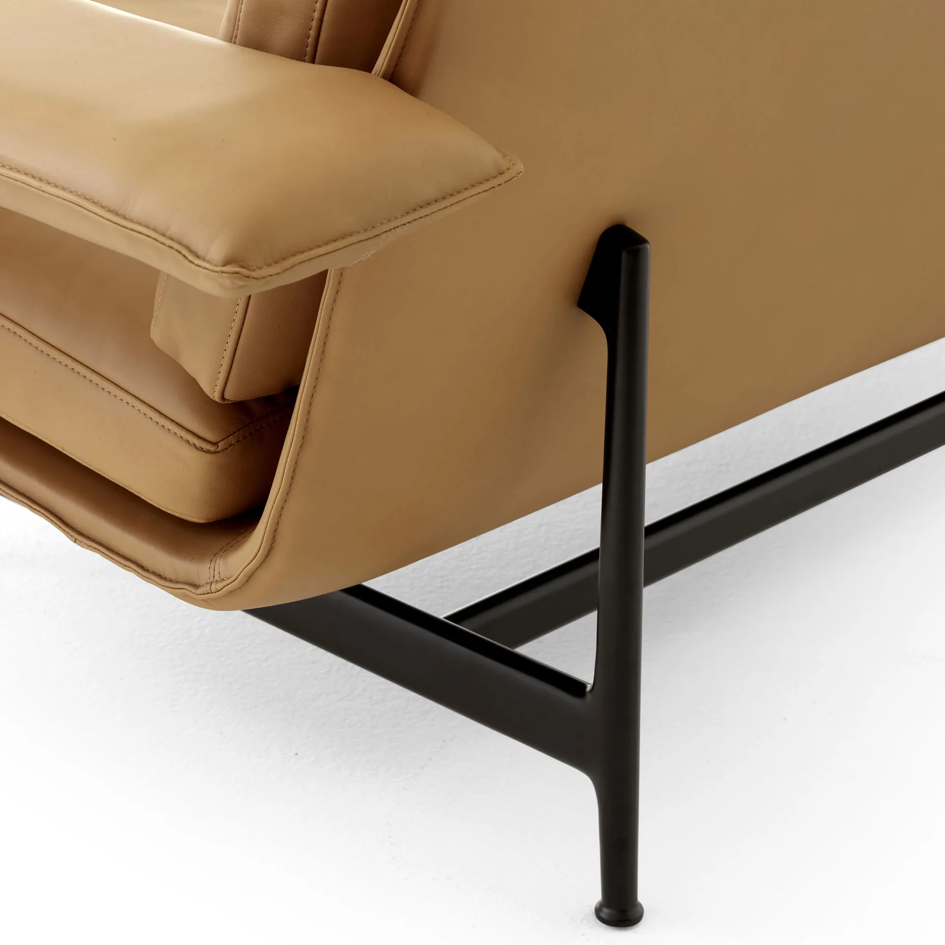 Meantime AV30 2-seater sofa, Warm black-Noble leather Cognac &Tradition