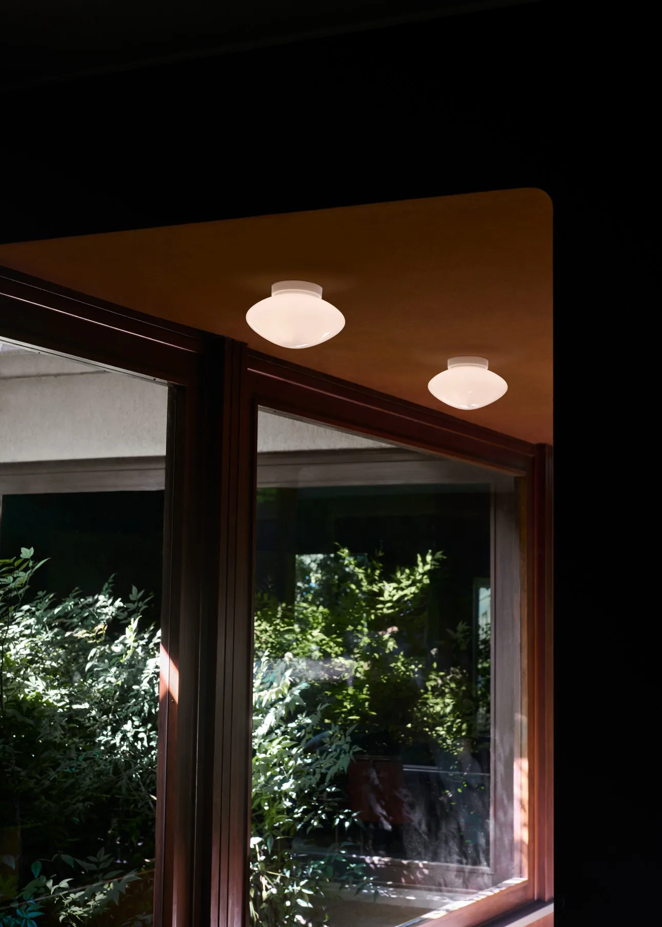 Mist AP22 ceiling/wall lamp Ø25 cm, White-opal glass &Tradition