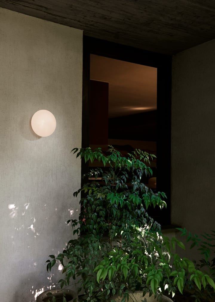 Mist AP22 ceiling/wall lamp Ø25 cm, White-opal glass &Tradition