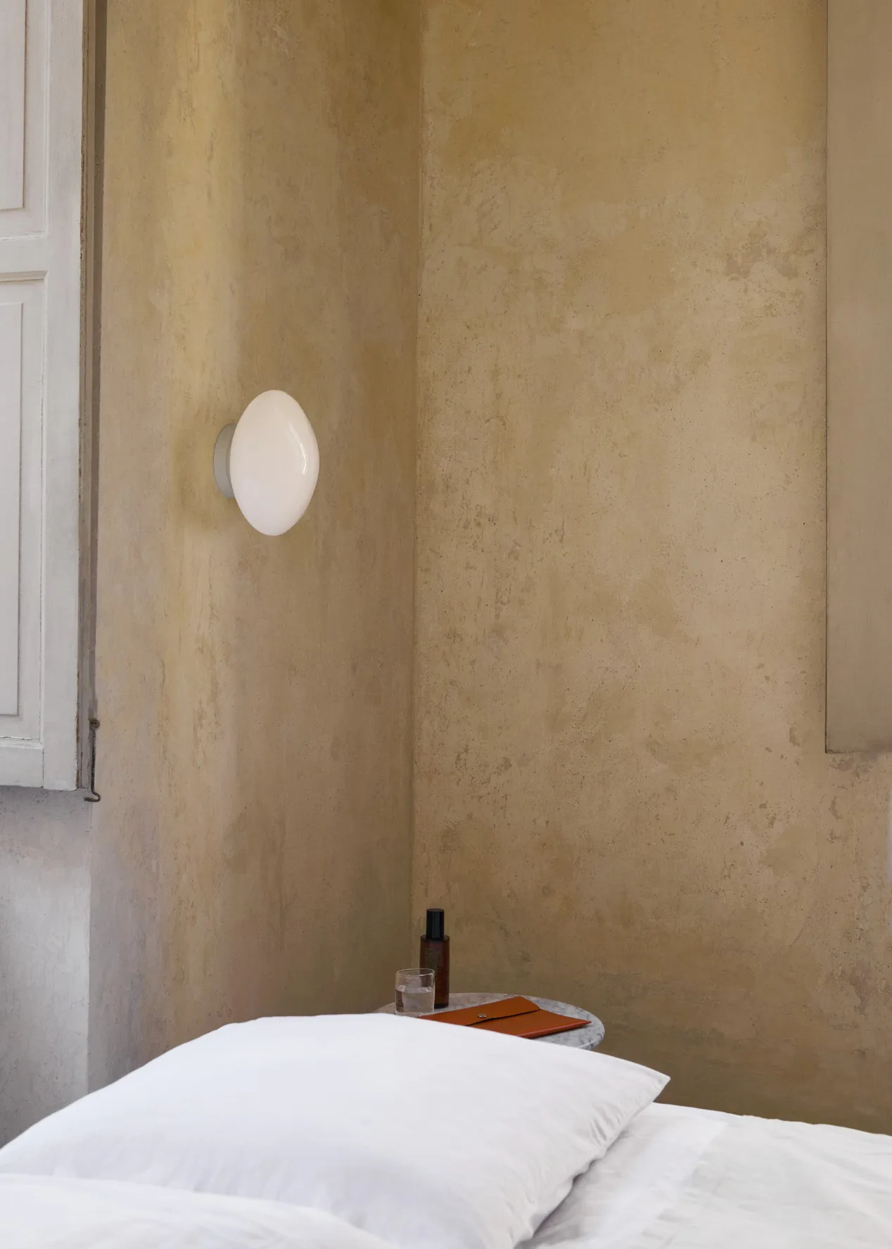 Mist AP22 ceiling/wall lamp Ø25 cm, White-opal glass &Tradition